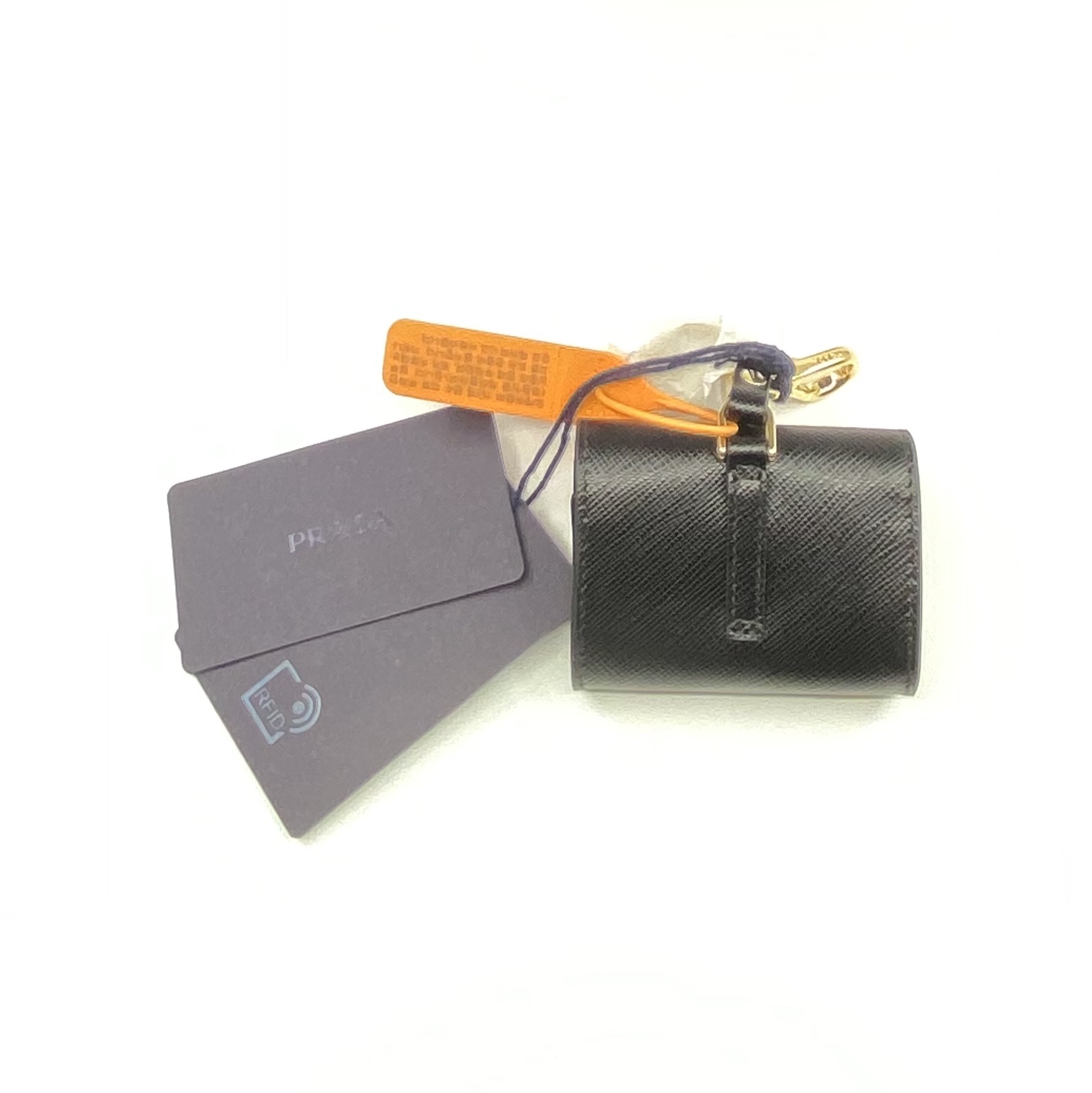 Prada Saffiano Leather AirPods Pro Case Black 착용 스타일 - 2