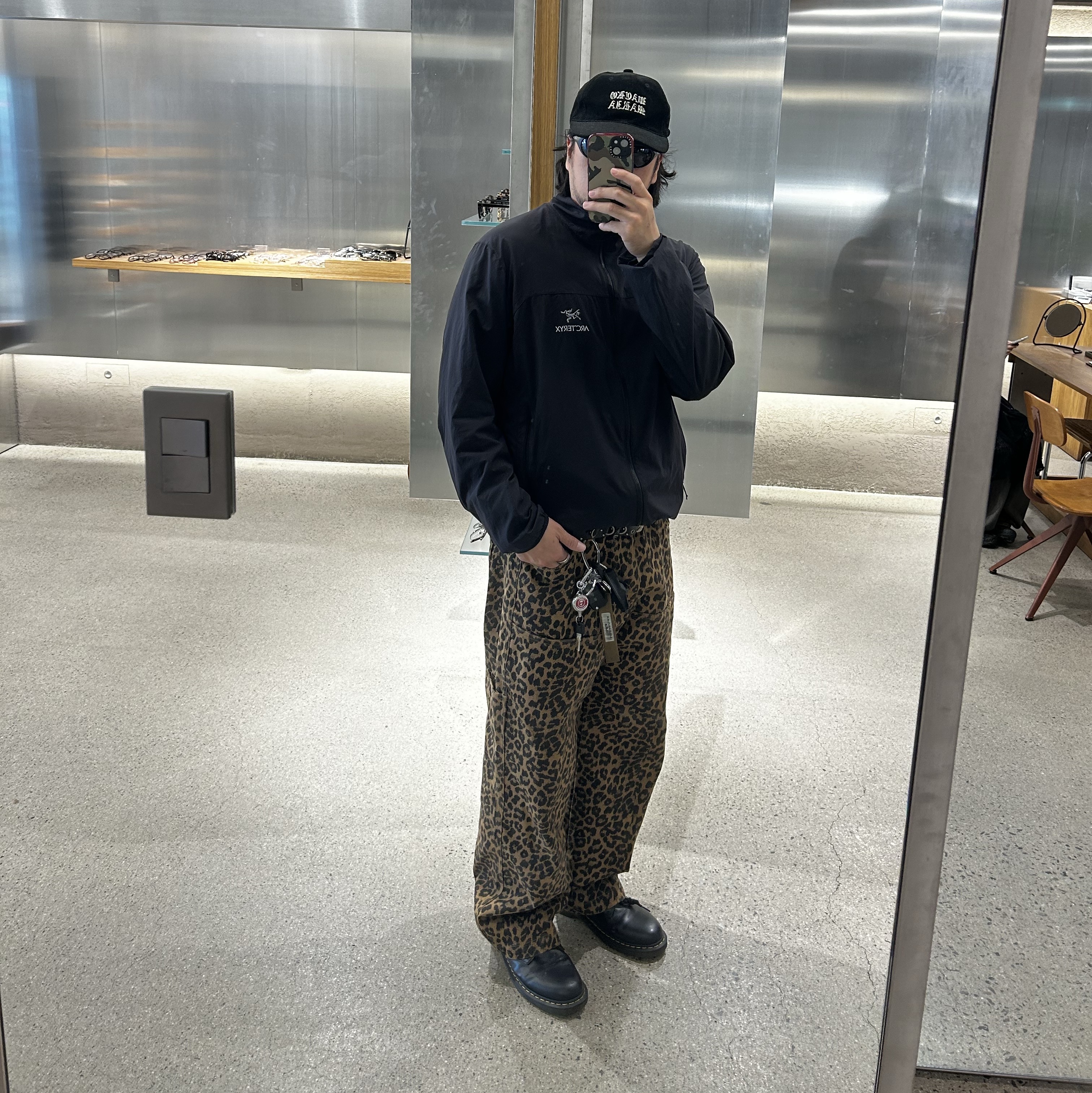 Arc'teryx Squamish Jacket Black, Oakley Eye Jacket Redux Matte Black Frame Prizm Grey Lenses High Bridge Fit 착용 스타일 - 5