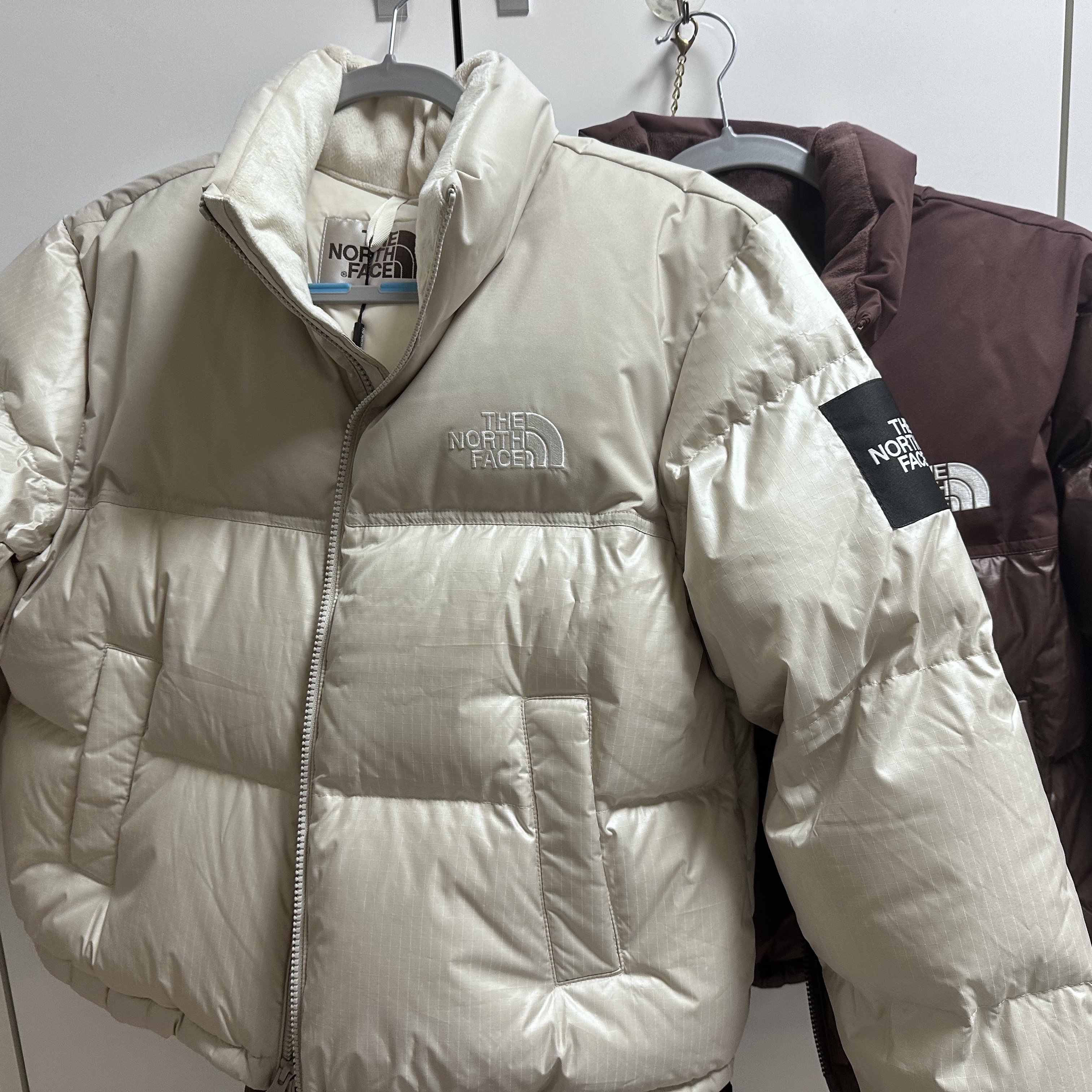 (W) The North Face White Label Novelty Nuptse Down Jacket Cocoa Brown 착용 스타일