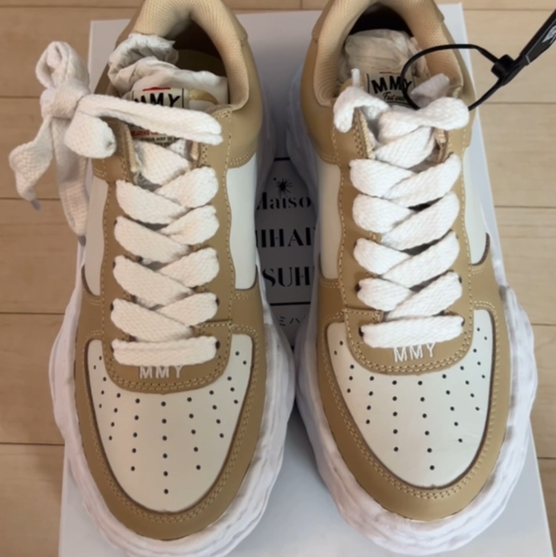 Maison Mihara Yasuhiro Wayne OG Sole Leather Low-top Sneakers Beige White 착용 스타일