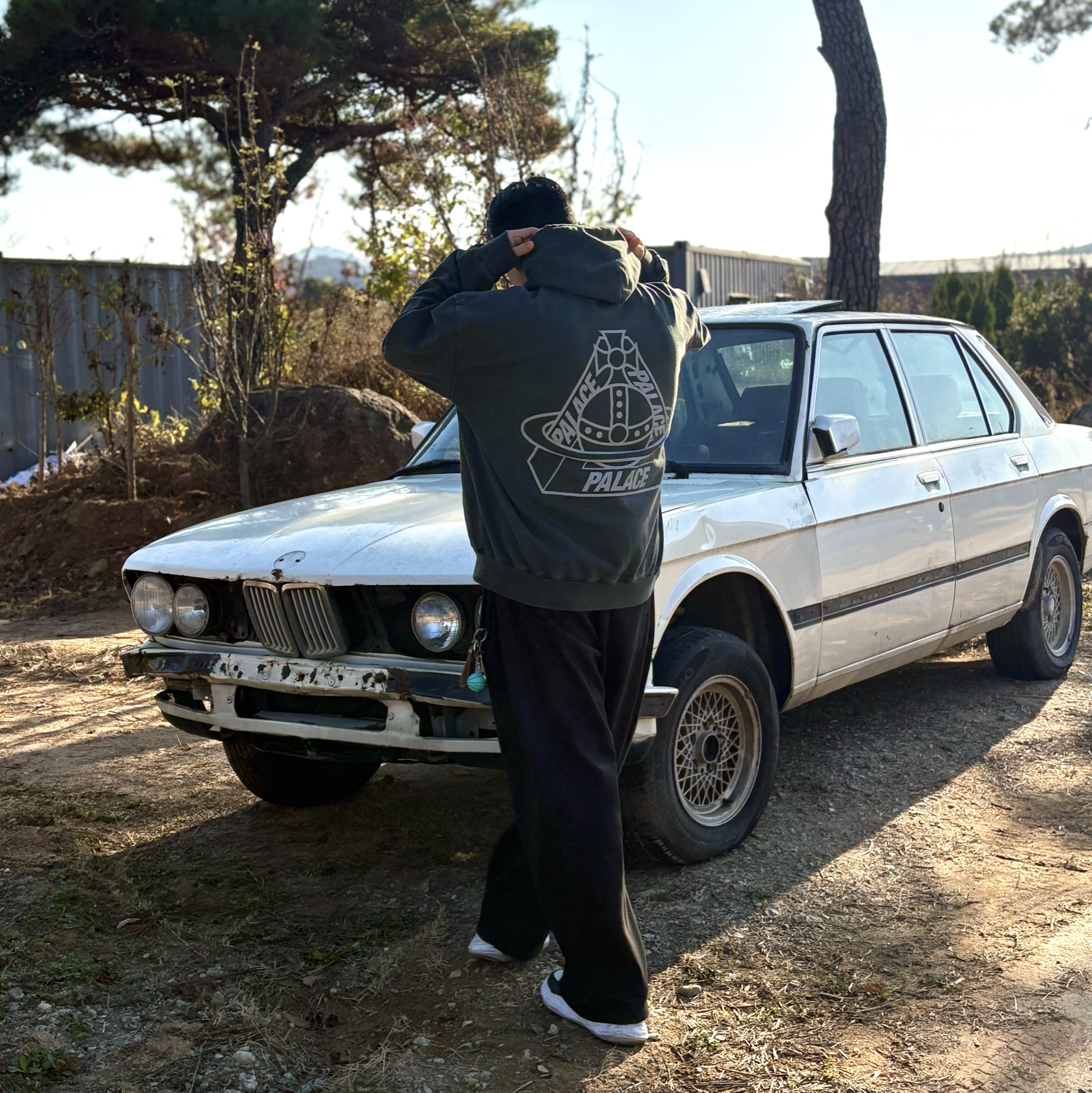 Palace x Vivienne Westwood Hood Black - 24FW, Maison Mihara Yasuhiro Wayne OG Sole Leather Low-top Sneakers Black White 착용 스타일 - 1