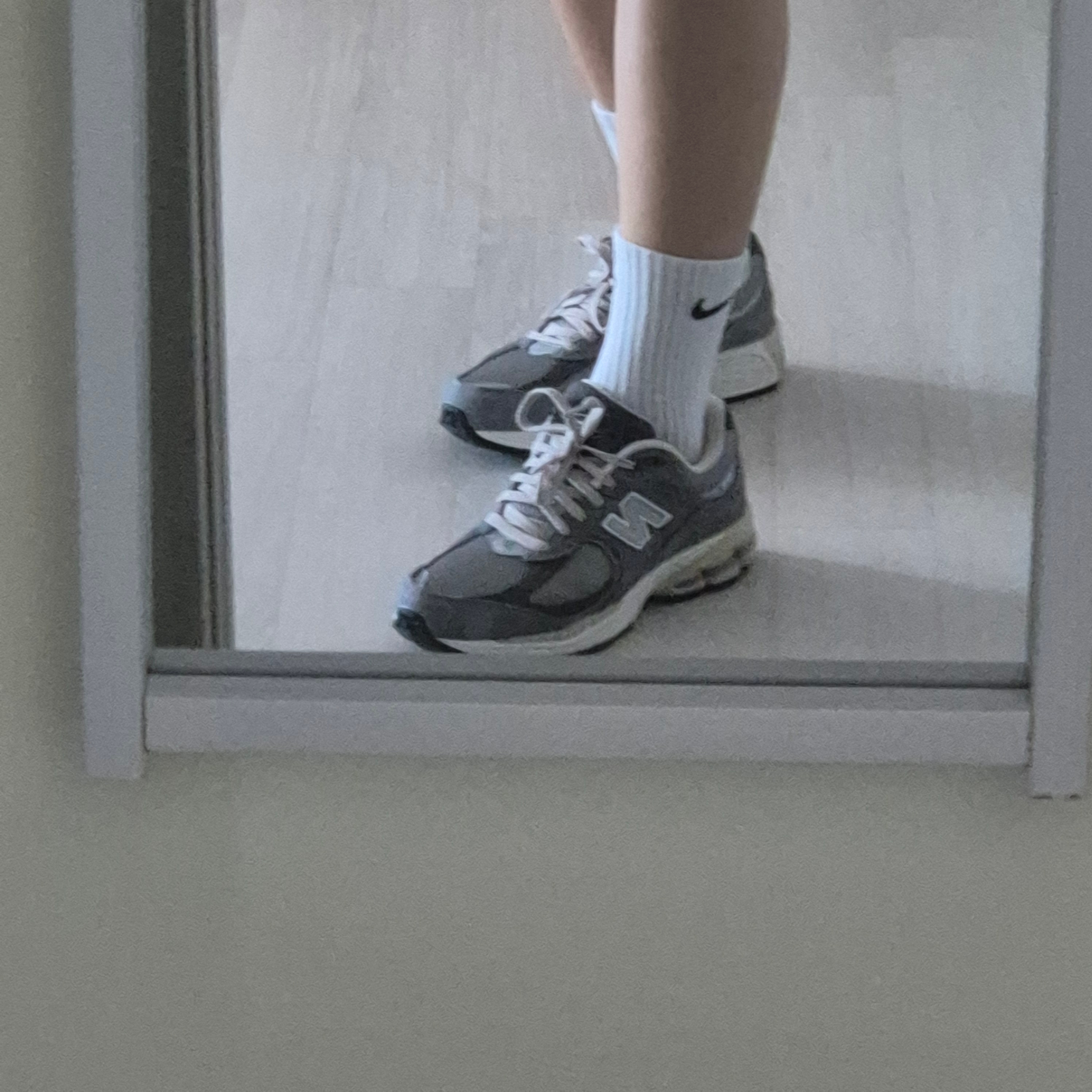 New Balance 2002R Premium Vintage Grey 착용 스타일 - 4