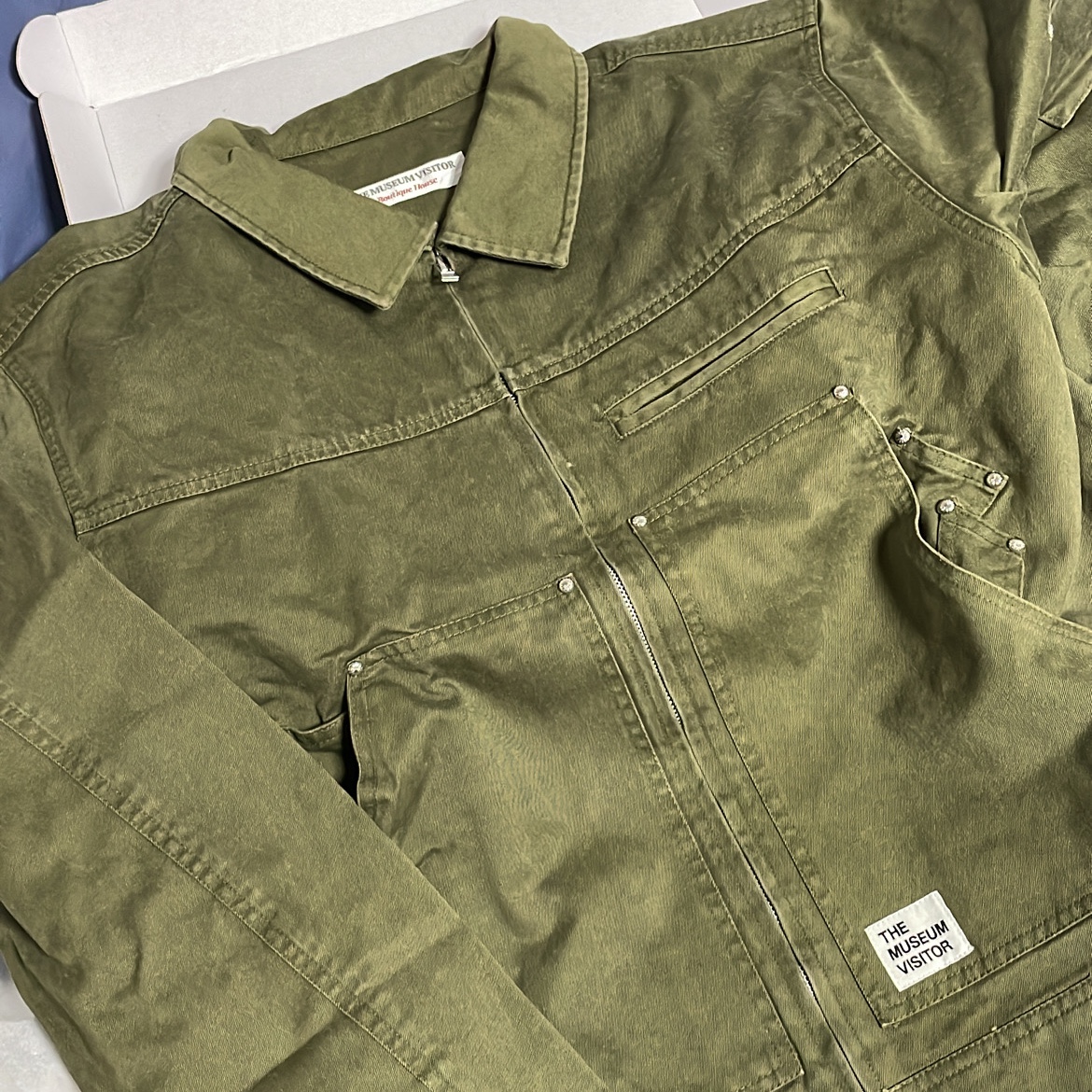 The Museum Visitor Stud Back Logo Carpenter Jacket Khaki 착용 스타일 - 1
