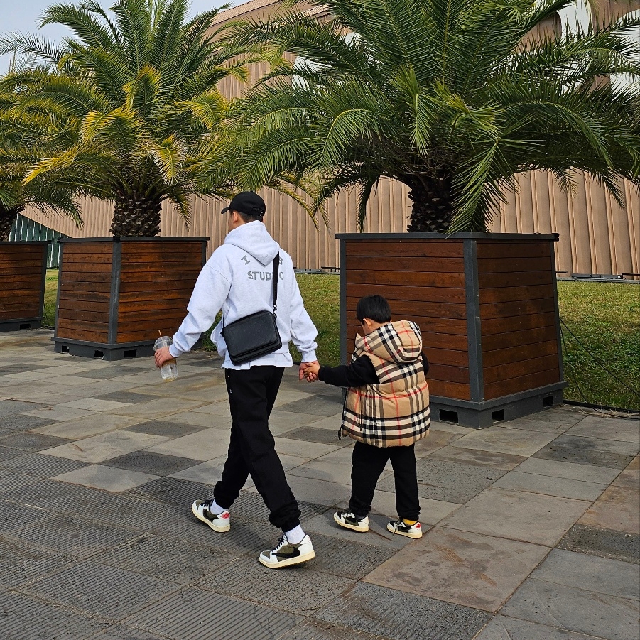 IAB Studio Hoodie Light Gray, IAB Studio Sweatpants Black White - 23SS 착용 스타일