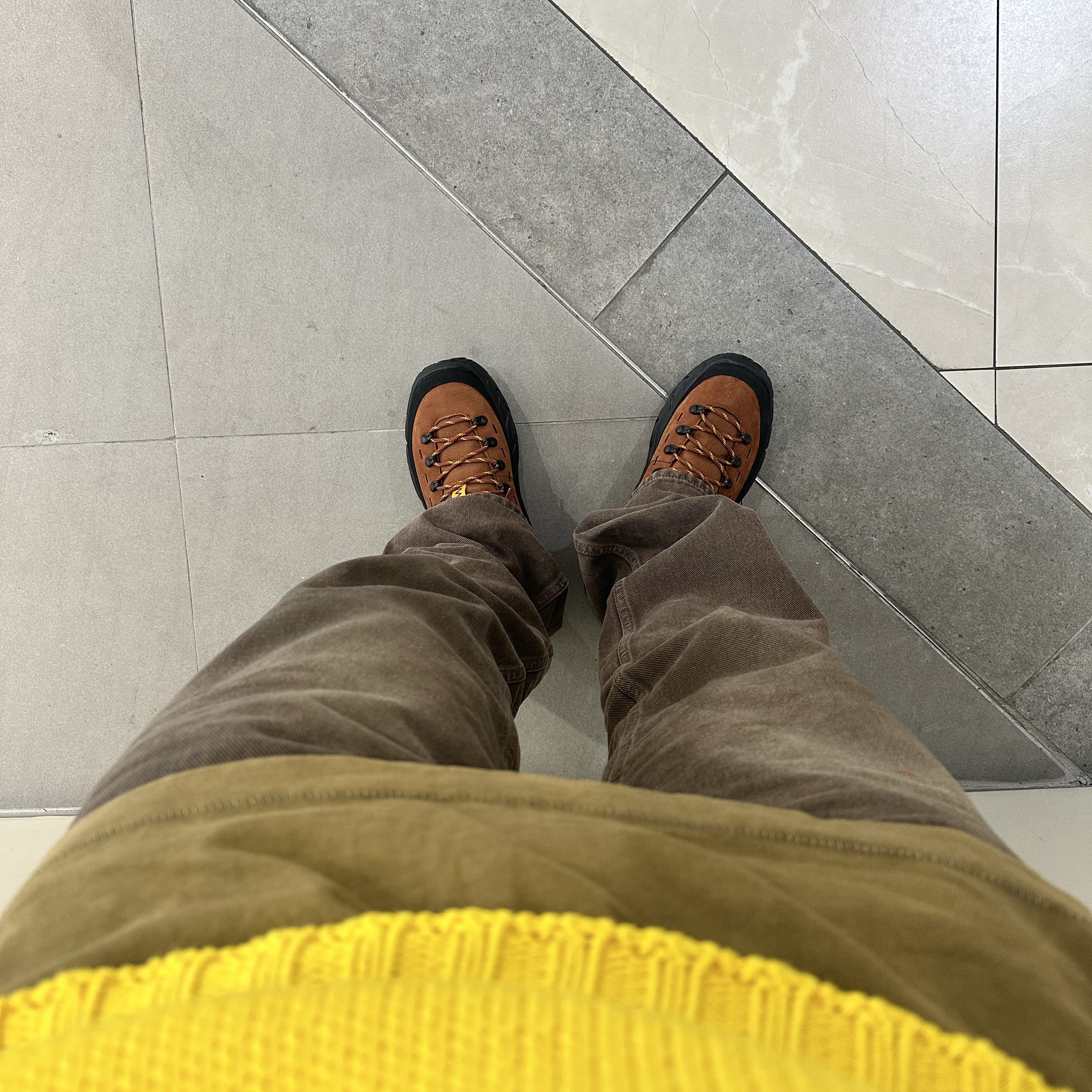 Hoka Tor Summit Hazelnut Black 착용 스타일