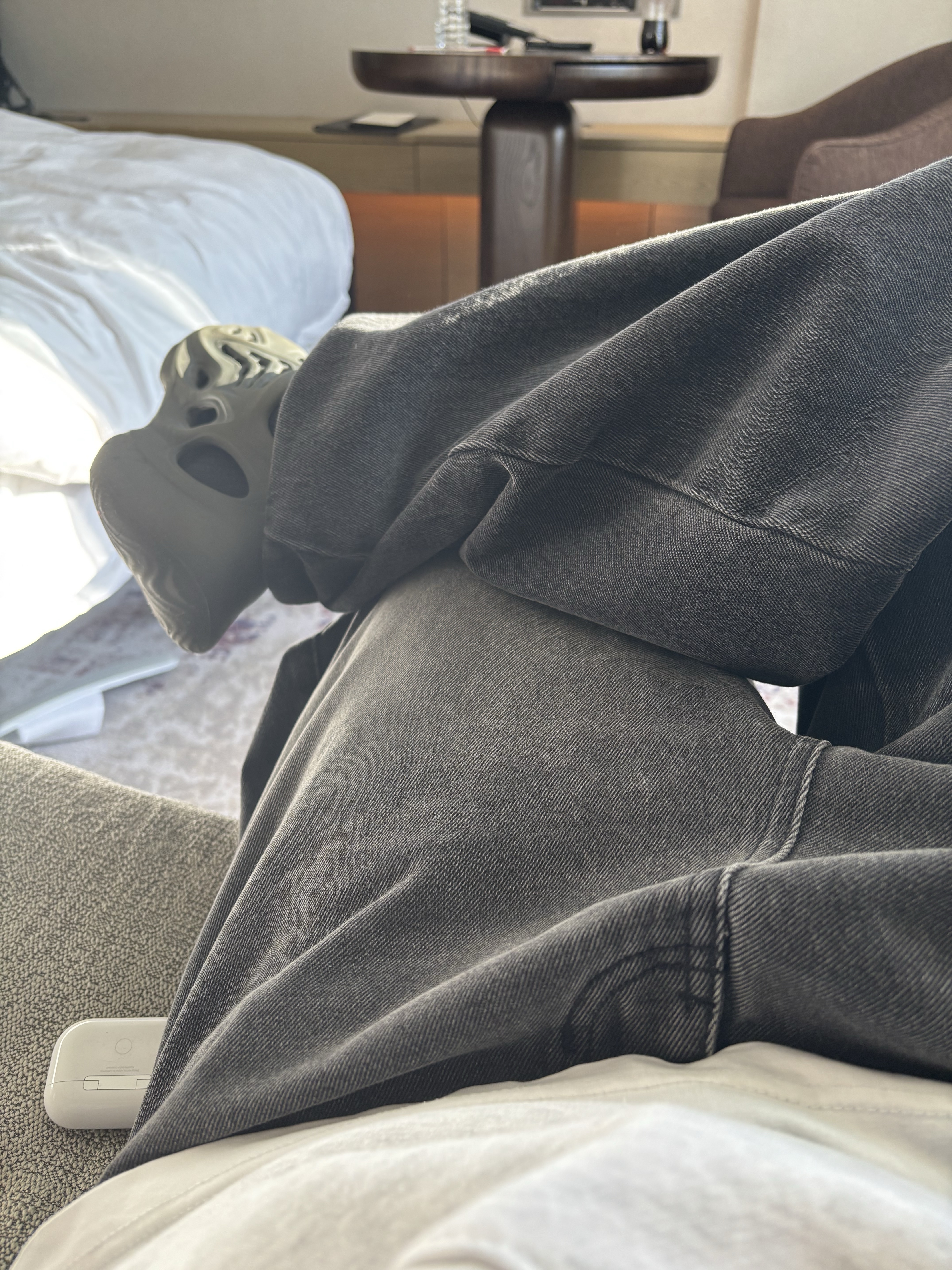 Adidas Yeezy Foam RNNR Carbon, IAB Studio Hoodie Light Gray 착용 스타일