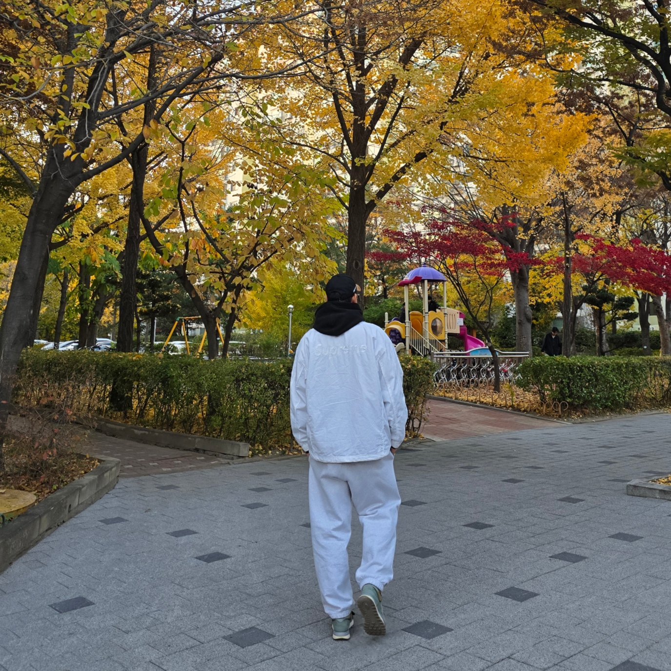 Supreme x Umbro Cotton Ripstop Track Jacket White - 23FW, Kith x TAG Heuer Aaron Suede Brim Cap Black 착용 스타일 - 2