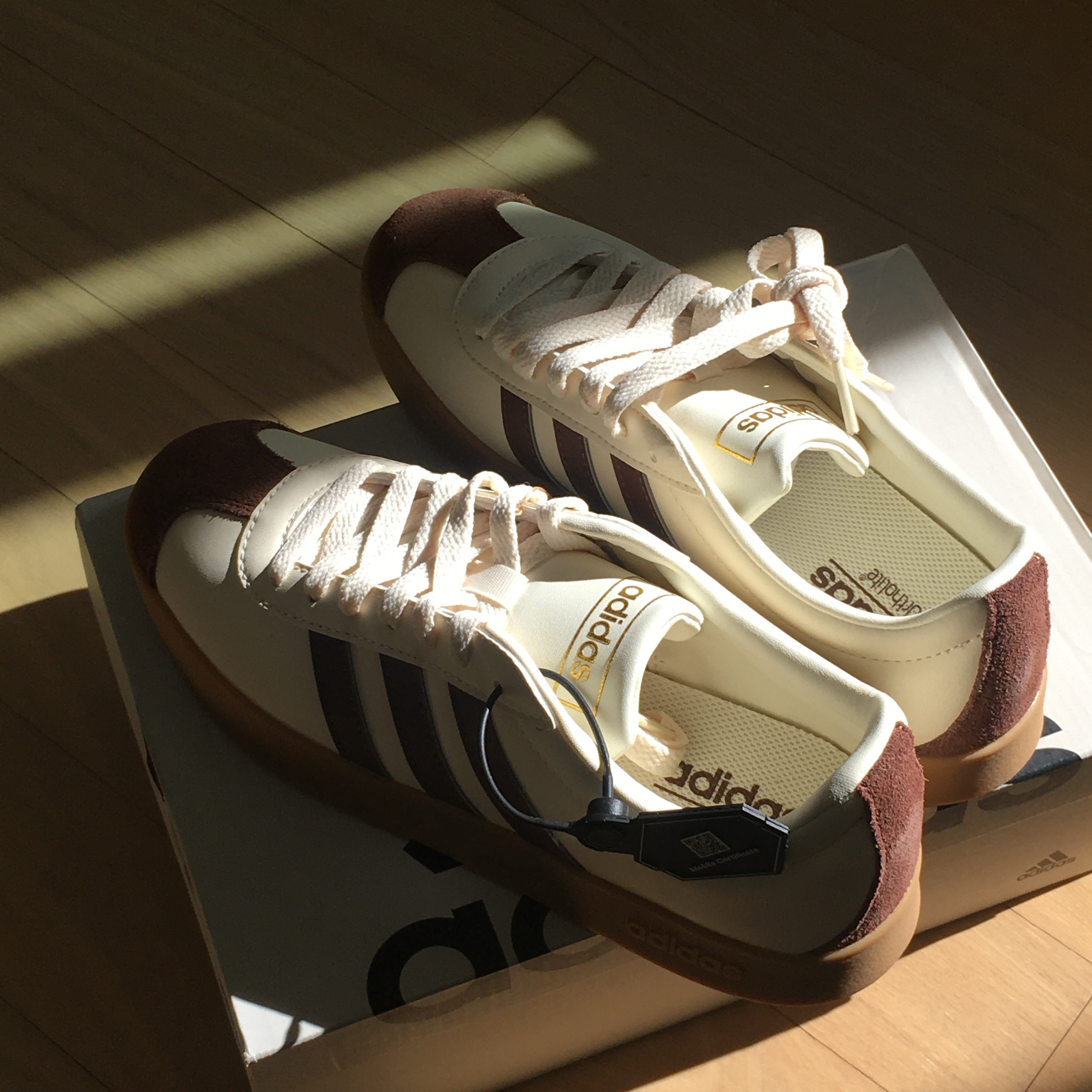 Adidas VL Court 2.0 Cream Brown 착용 스타일 - 2