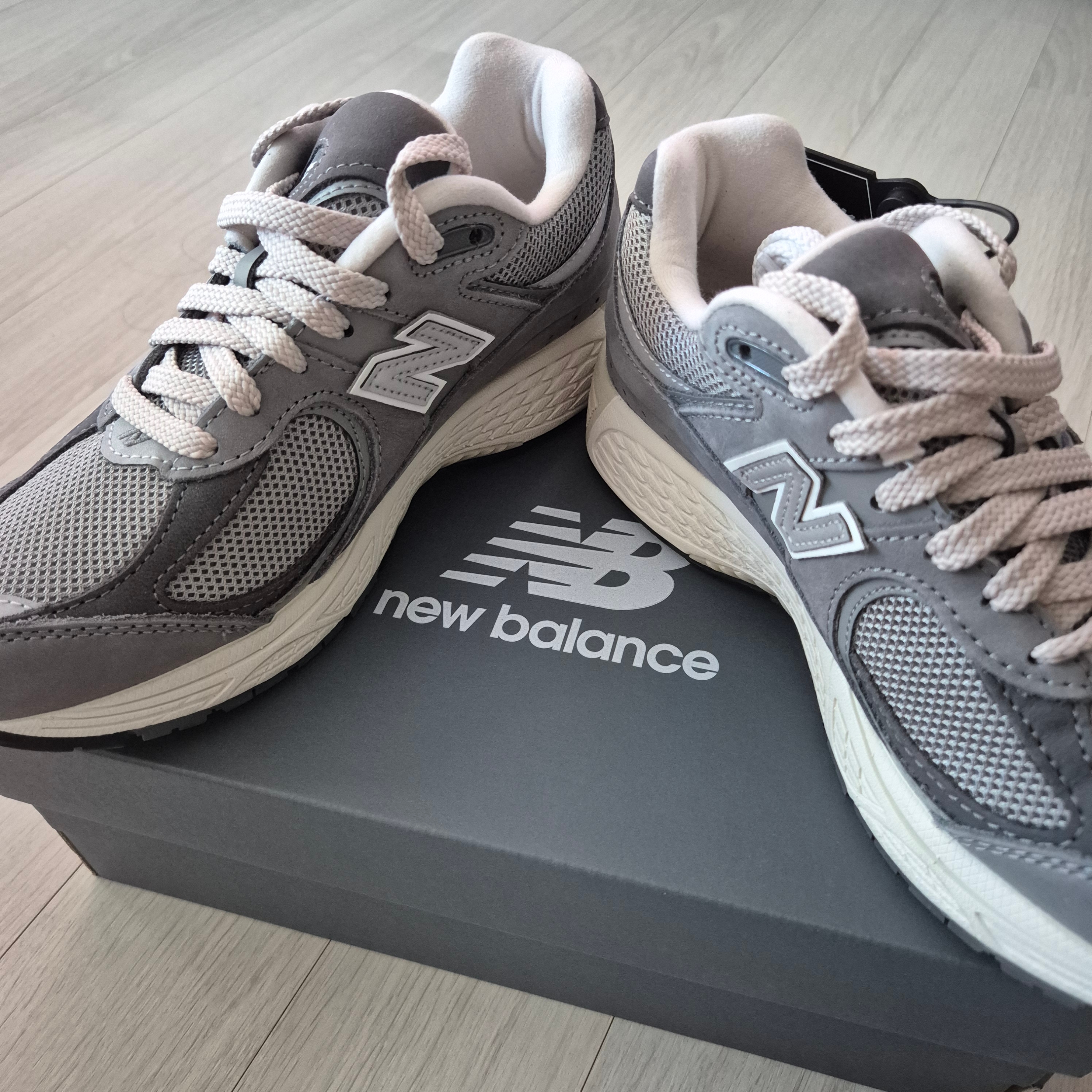 New Balance 2002R Premium Vintage Grey 착용 스타일 - 2
