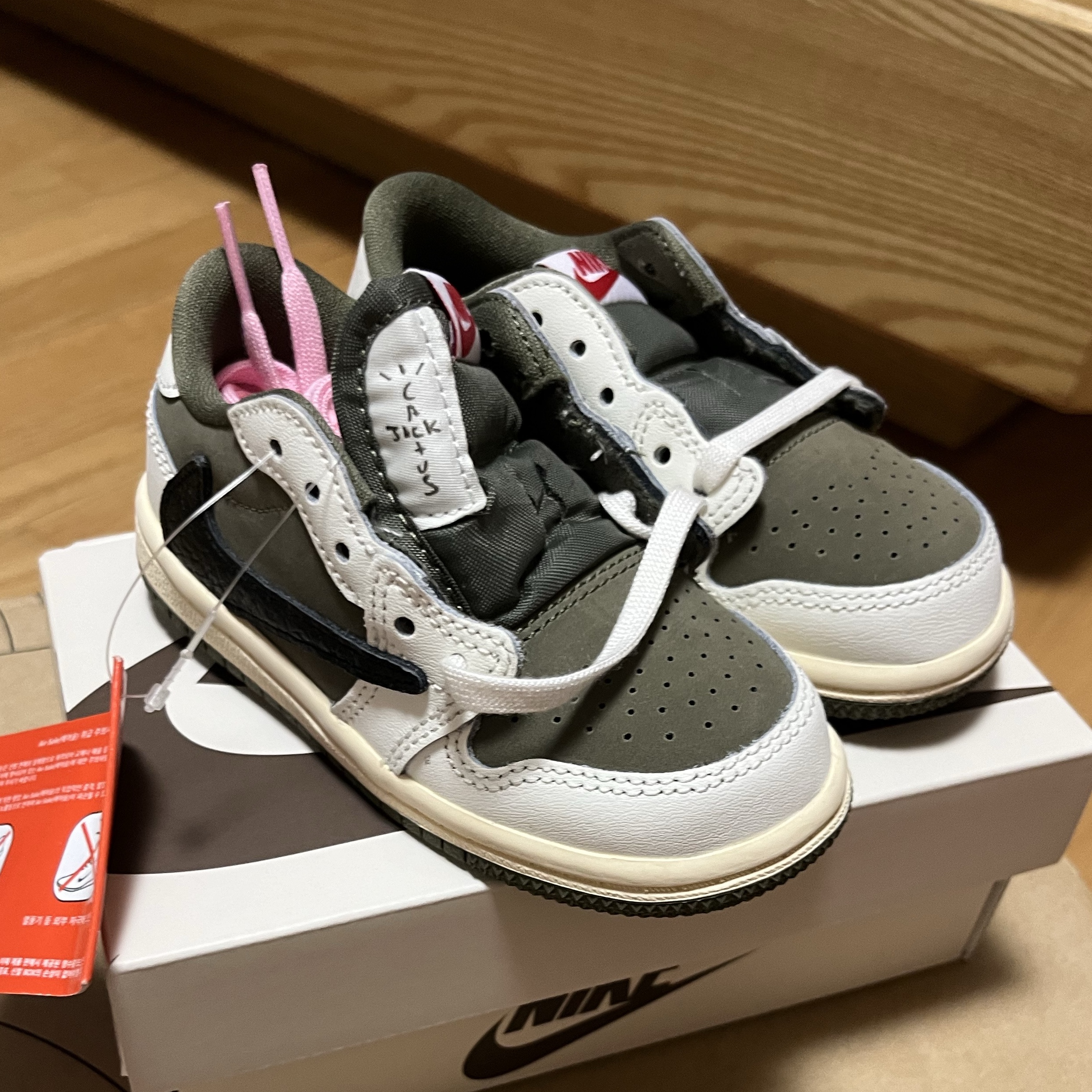 (TD) Jordan 1 x Travis Scott Retro Low OG SP Reverse Olive 착용 스타일 - 1