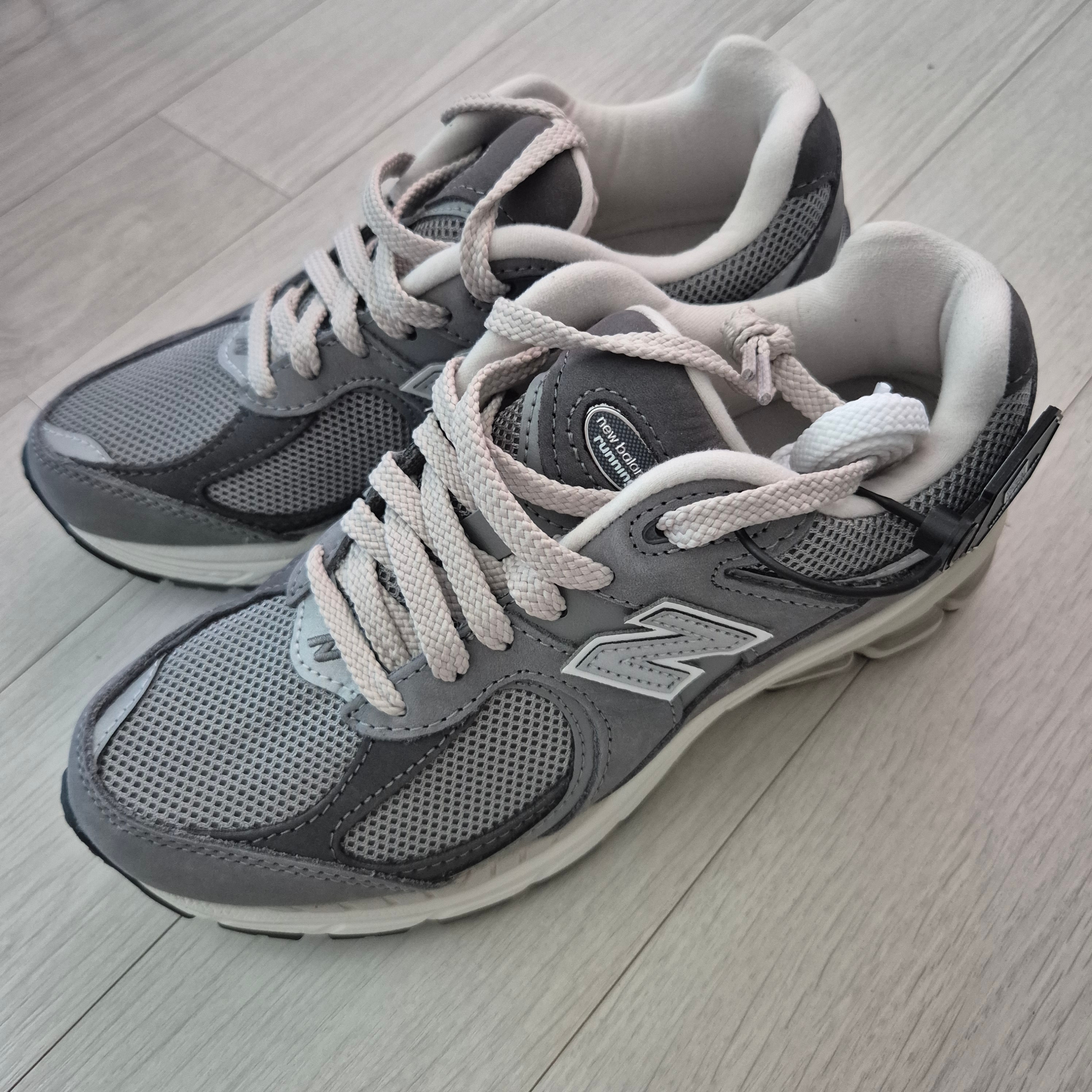 New Balance 2002R Premium Vintage Grey 착용 스타일 - 3