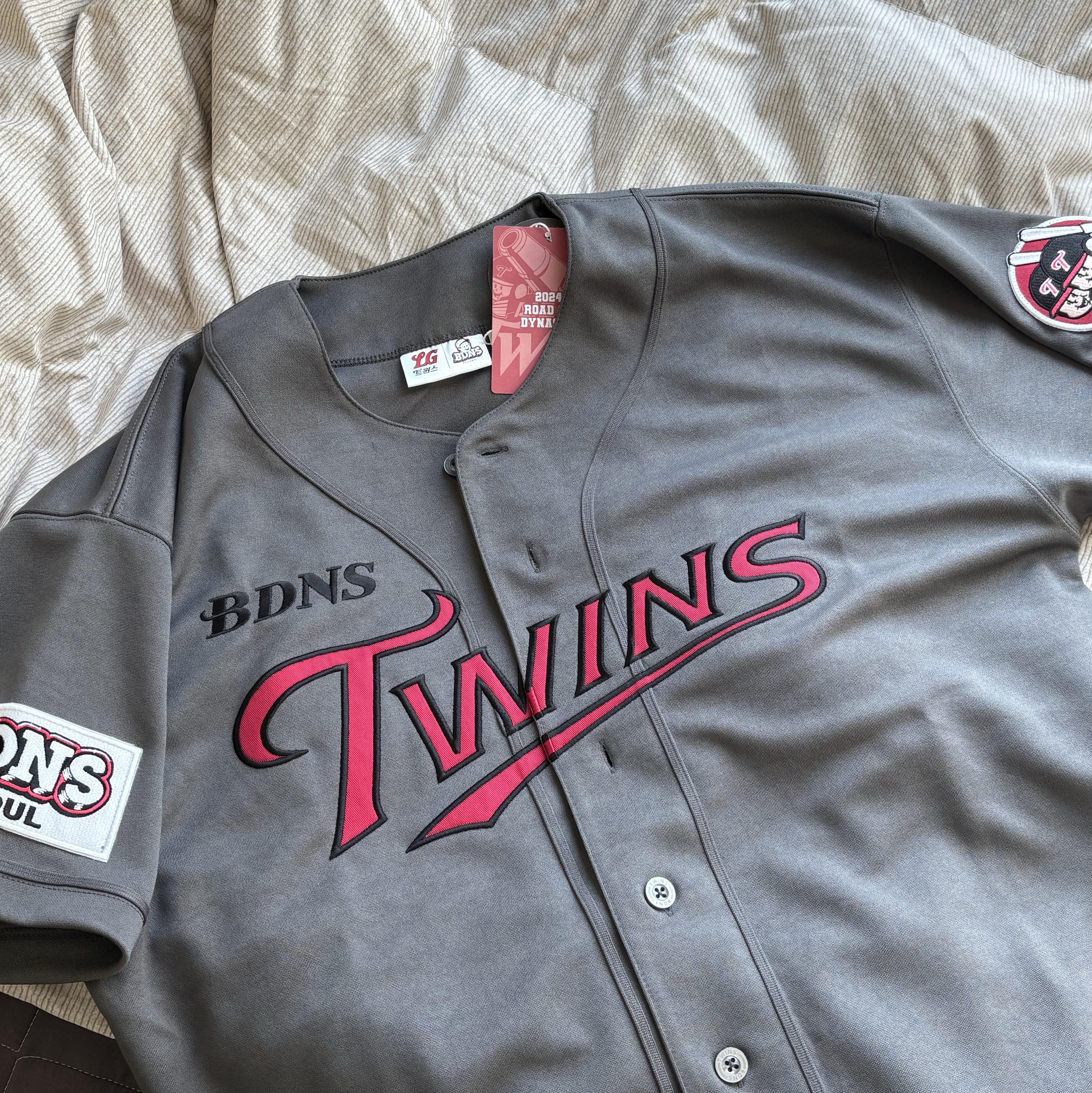 BDNS x LG TWINS Retro Logo Baseball Jersey Grey (Non Marking Ver.) 착용 스타일