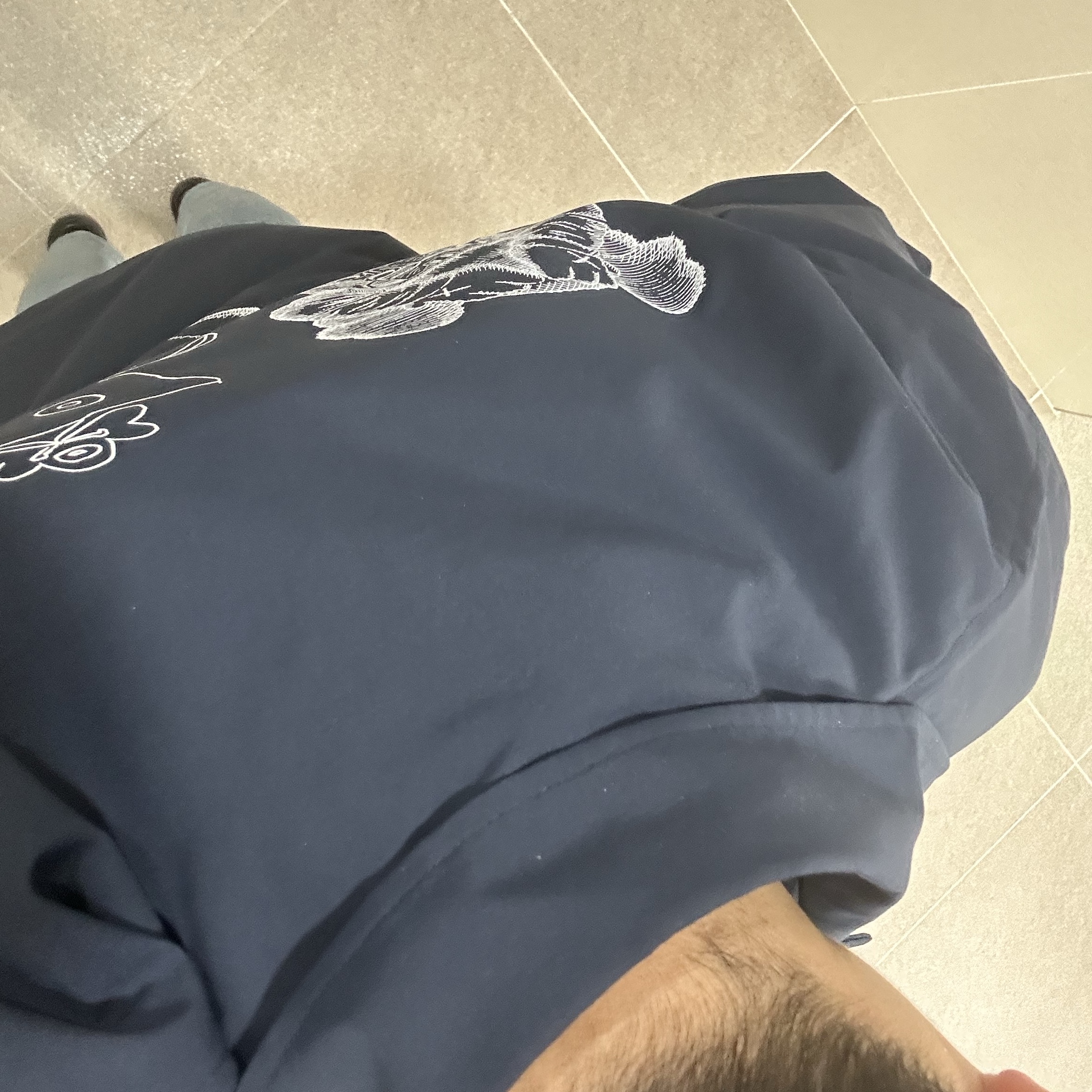 Uniqlo UT x Kaws x Warhol Coach Jacket Navy 착용 스타일 - 2