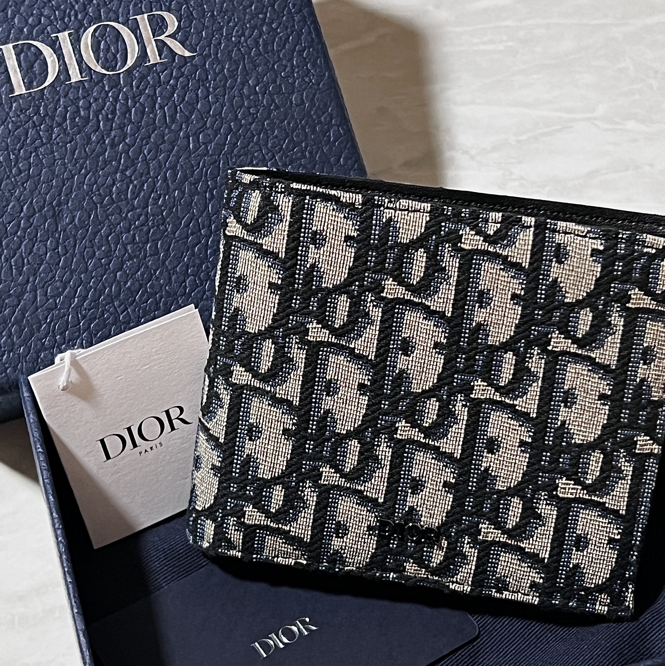 Dior Compact Wallet Beige & Black Dior Oblique Jacquard 착용 스타일