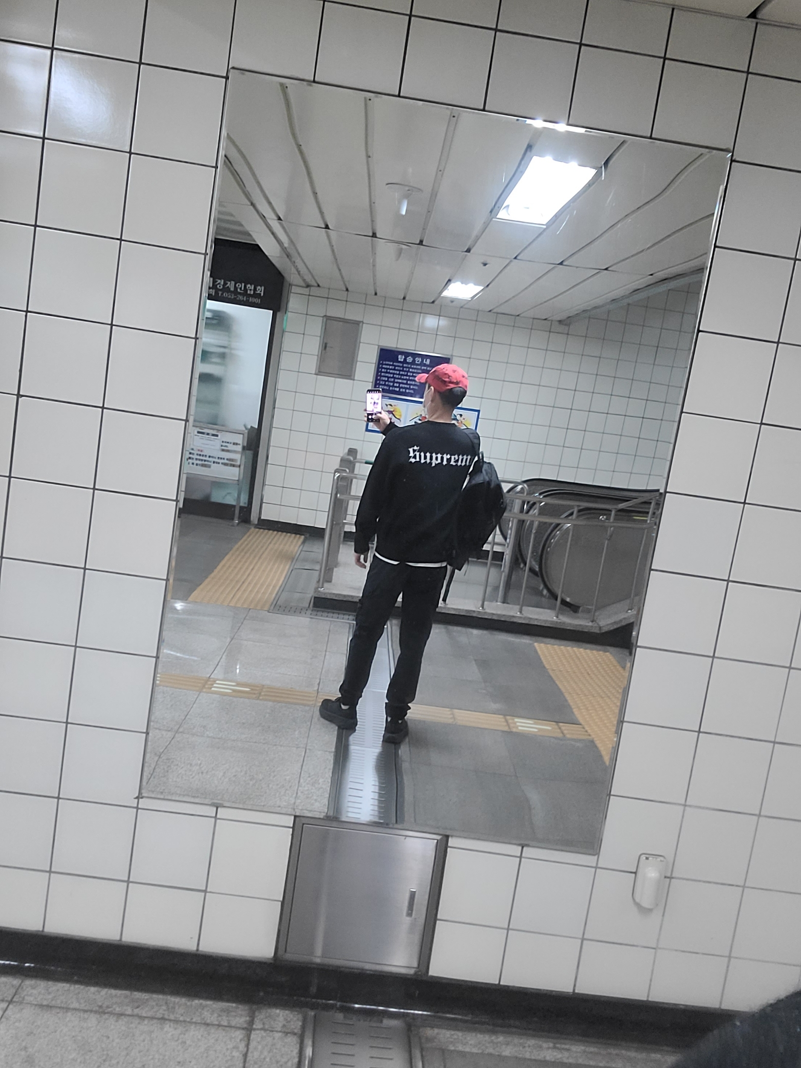 Supreme Snow White Sweater Black - 24FW 착용 스타일 - 2