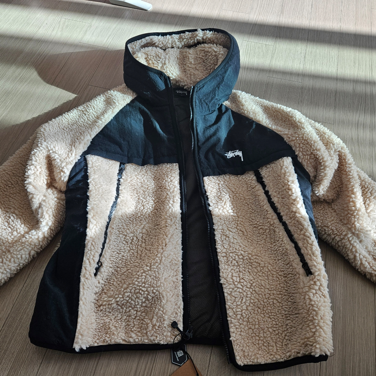 Stussy Sherpa Paneled Hooded Jacket Beige 착용 스타일