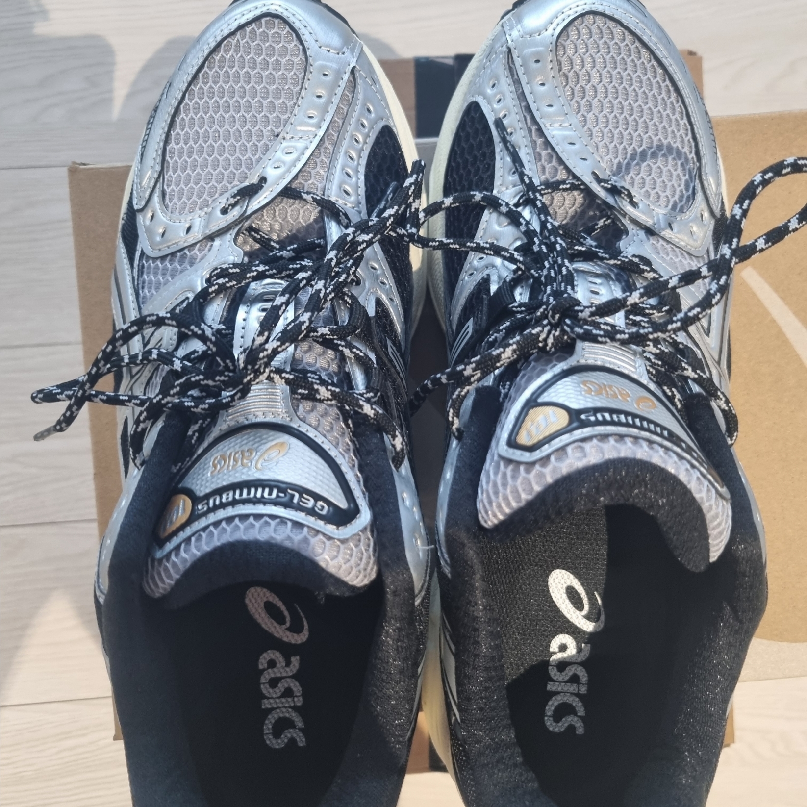 Asics Gel-Nimbus 10.1 Piedmont Grey Pure Silver 착용 스타일 - 2