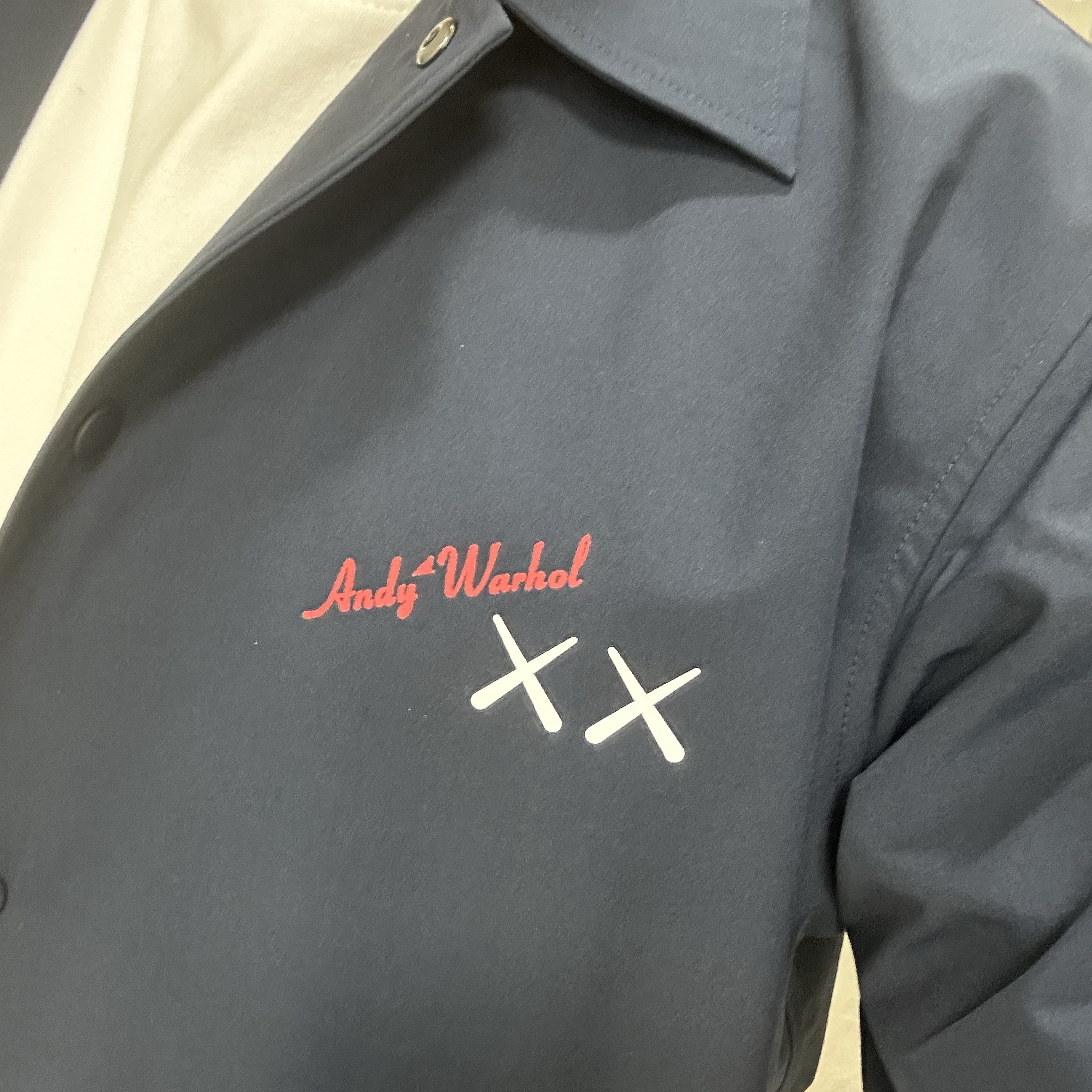 Uniqlo UT x Kaws x Warhol Coach Jacket Navy 착용 스타일 - 1