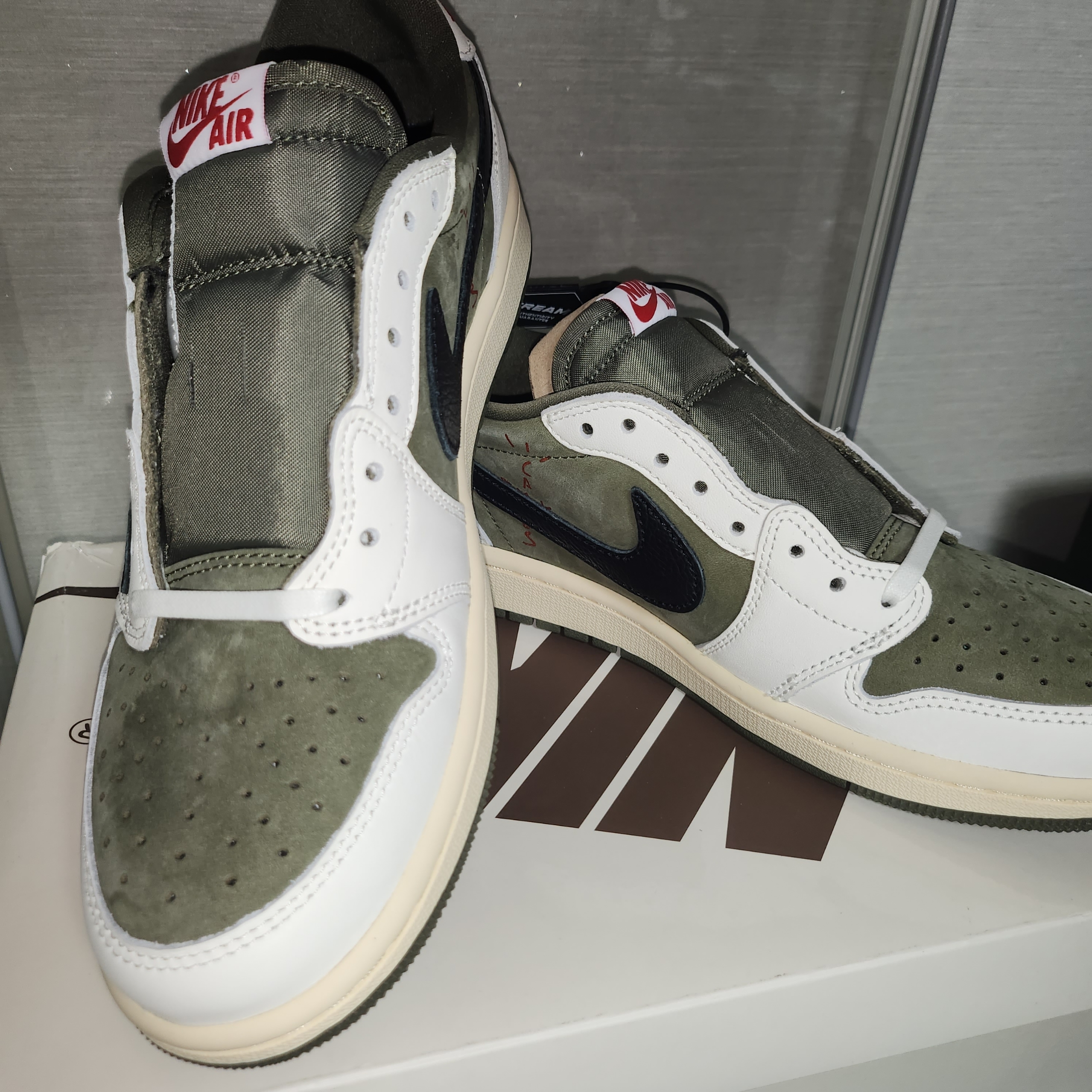 Jordan 1 x Travis Scott Retro Low OG SP Reverse Olive 착용 스타일 - 2