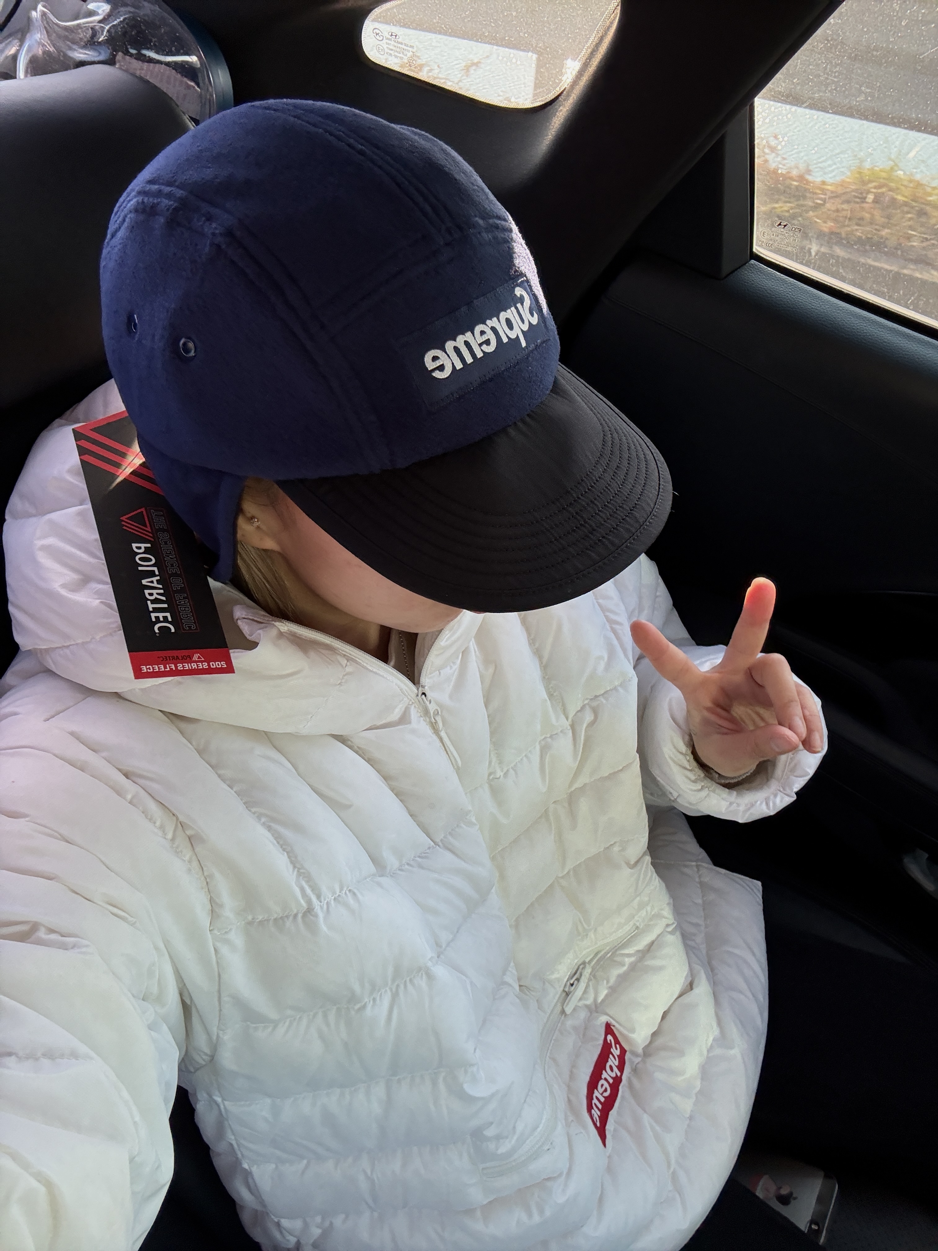 Supreme Polartec Earflap Camp Cap Navy - 24FW, Supreme Micro Down Half Zip Hooded Pullover White - 23FW 착용 스타일