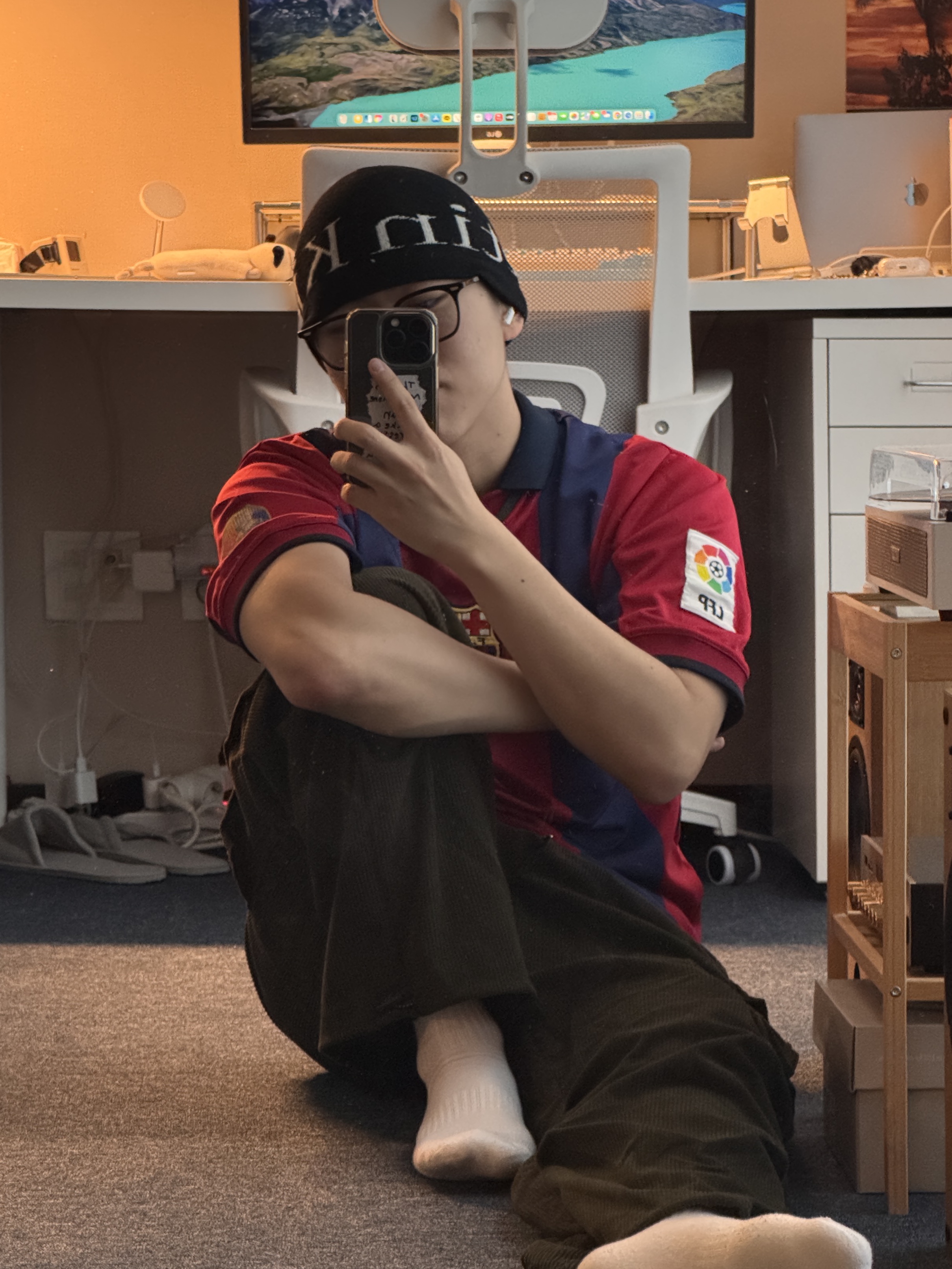 Matin Kim Logo Jacquard Short Beanie Black 착용 스타일