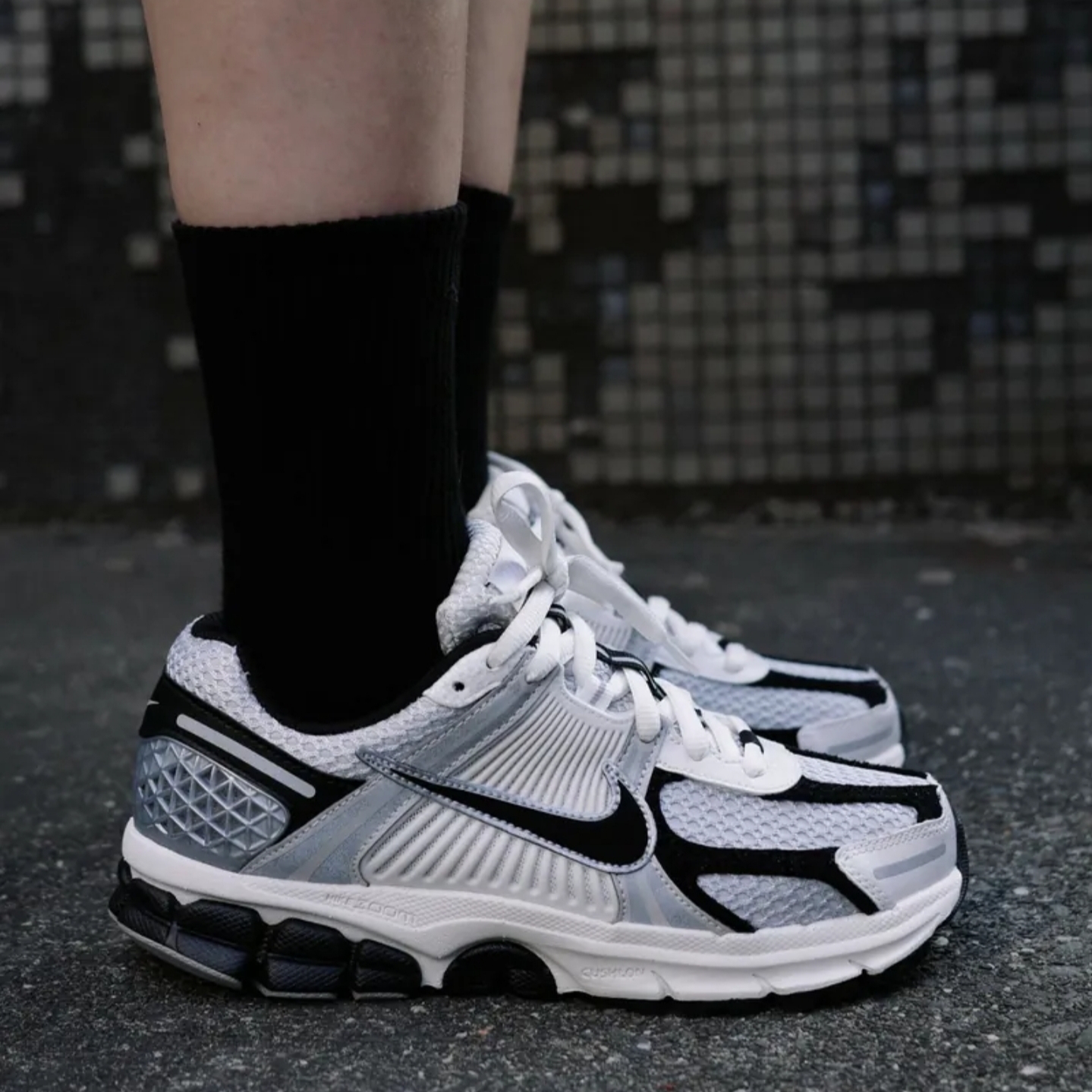 (W) Nike Zoom Vomero 5 Photon Dust Phantom 착용 스타일 - 1