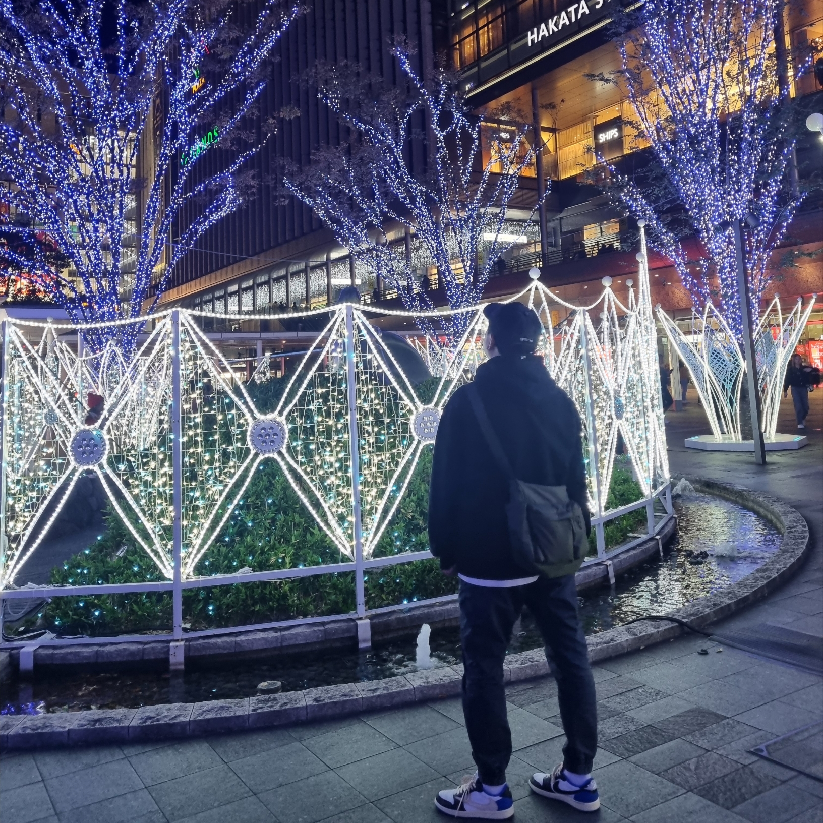 Jordan 1 x Travis Scott x Fragment Retro Low OG SP Military Blue, Uniqlo Multi Pocket Shoulder Bag Olive 착용 스타일