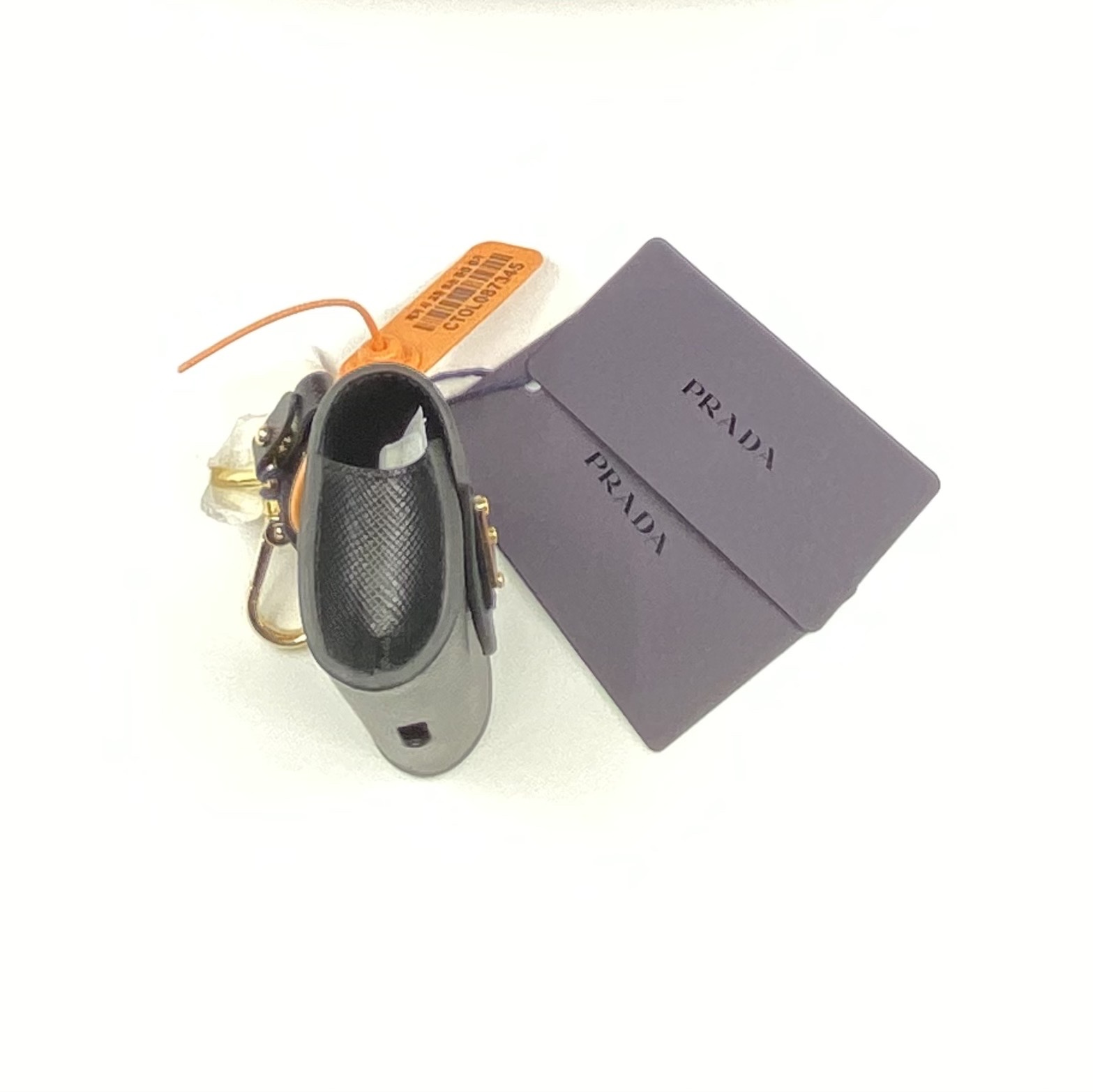 Prada Saffiano Leather AirPods Pro Case Black 착용 스타일 - 3