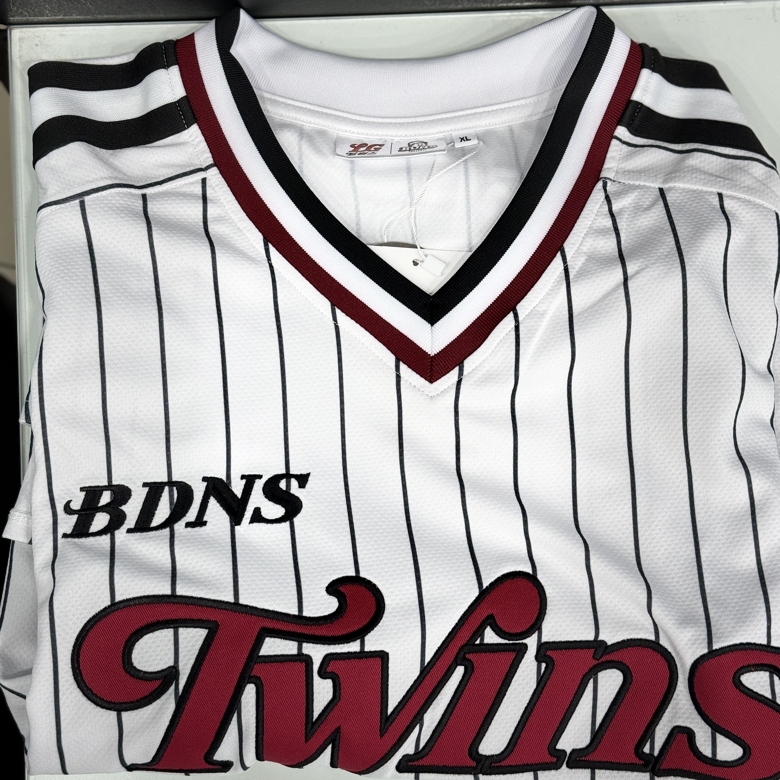 BDNS x LG TWINS Classic Logo Stripe Baseball Jersey White (Non Marking Ver.) 착용 스타일