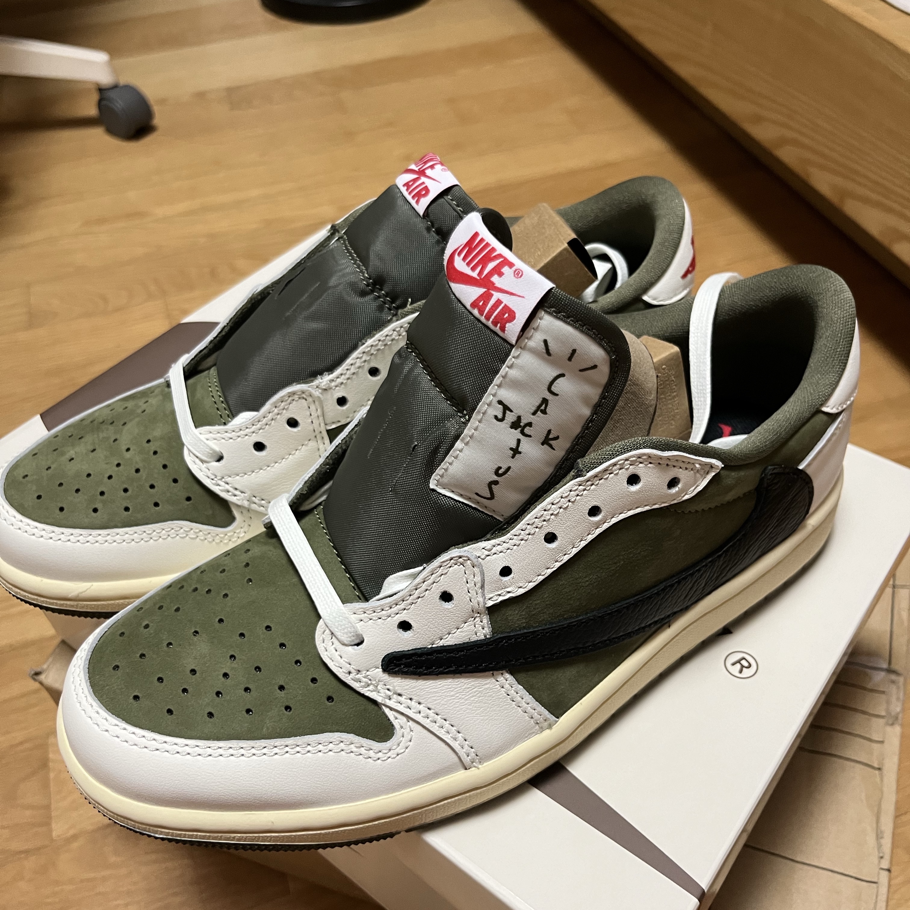 Jordan 1 x Travis Scott Retro Low OG SP Reverse Olive 착용 스타일 - 4