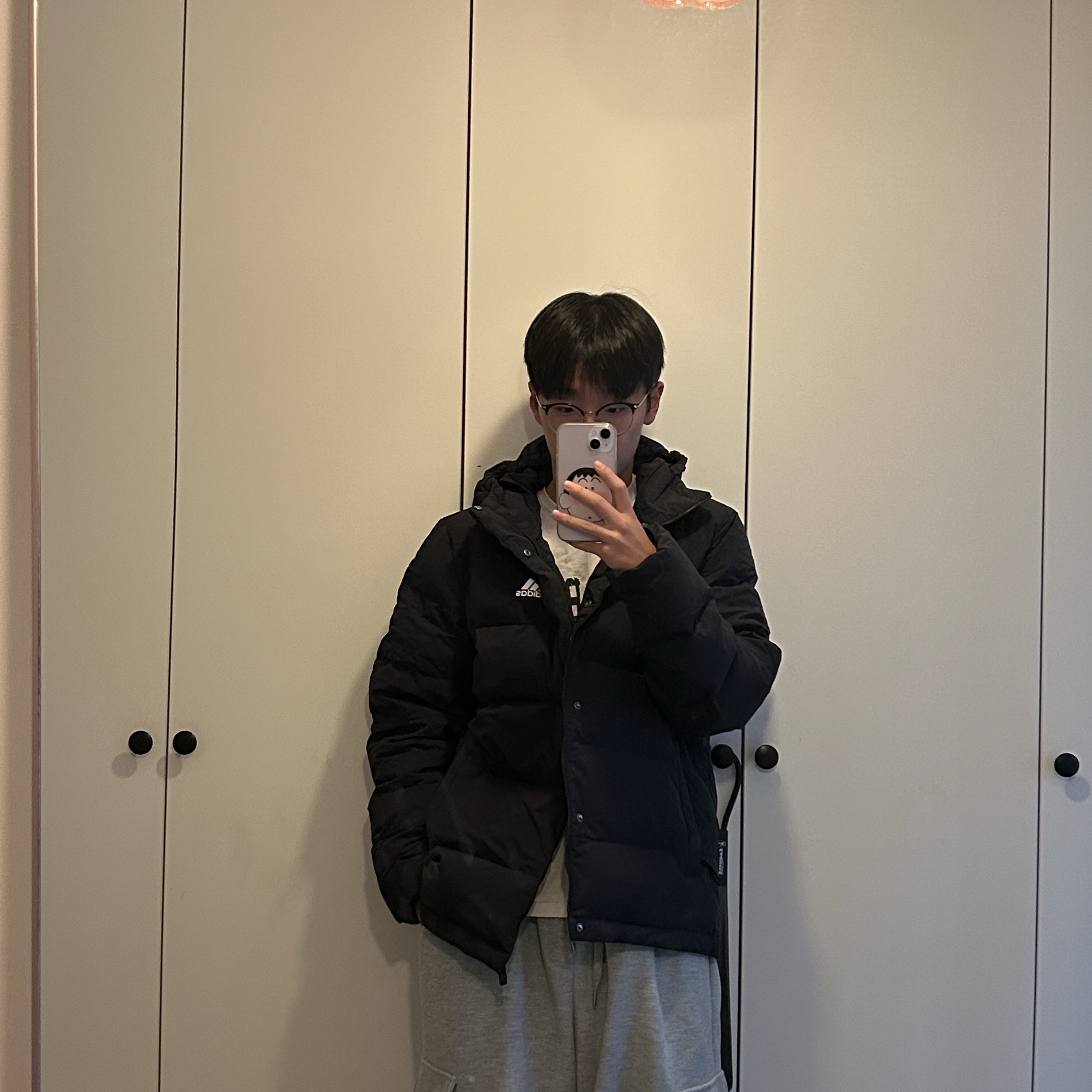 Adidas Essentials Midweight Down Hooded Jacket Black - US sizing 착용 스타일
