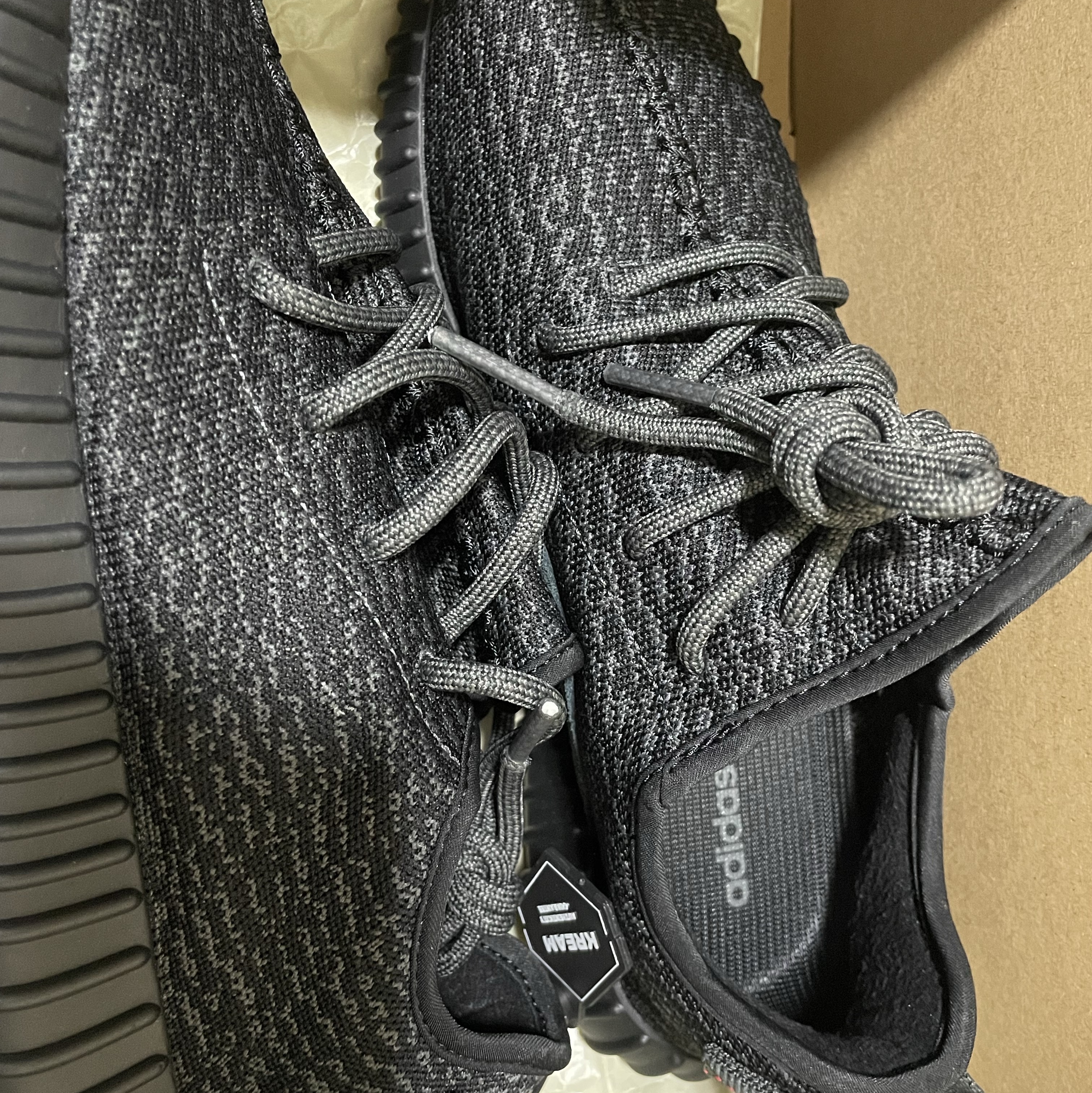 Adidas Yeezy Boost 350 Pirate Black 2023 착용 스타일