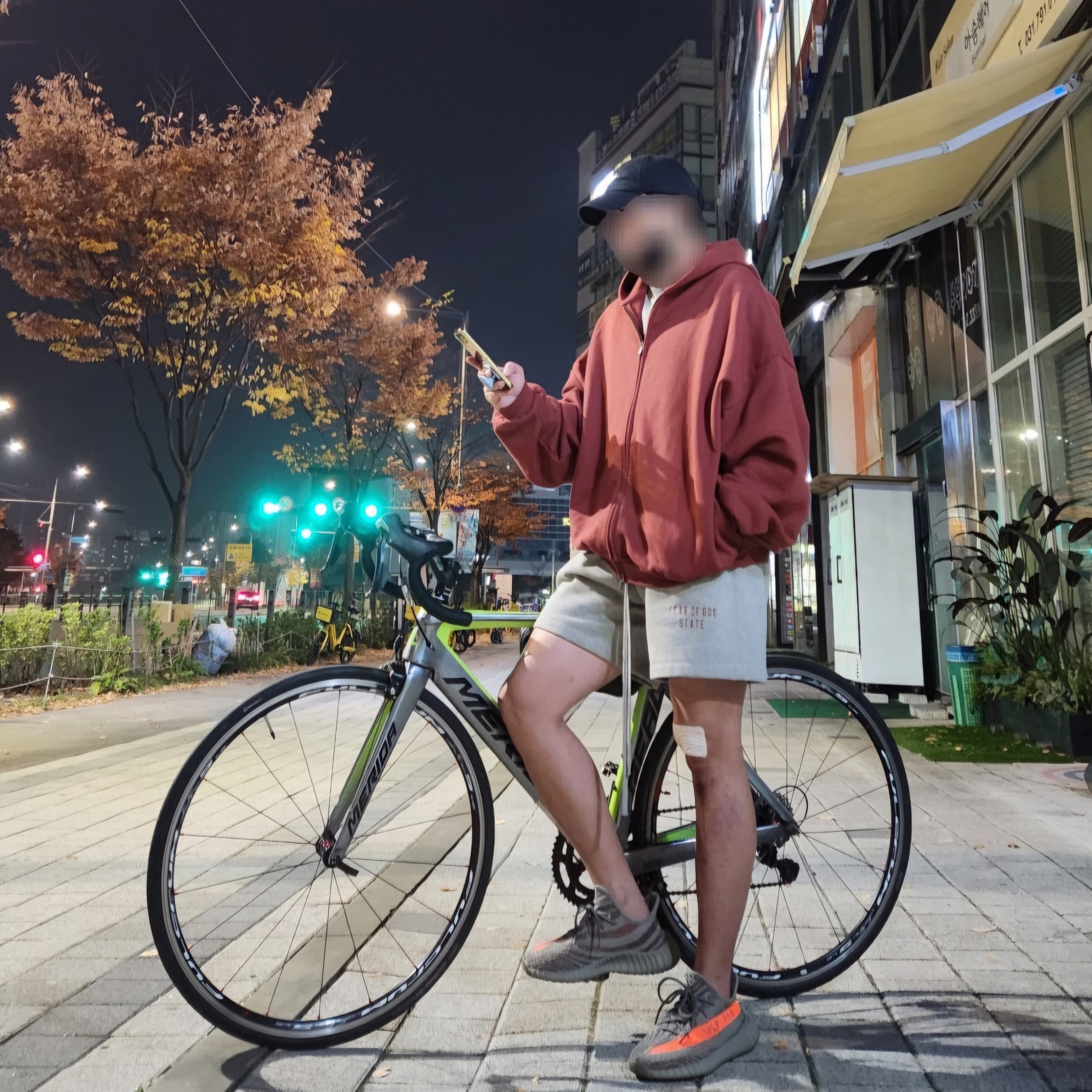 Adidas Yeezy Boost 350 V2 Beluga - Reflective, Essentials Fleece Soccer Short Dark Heather - 24FW 착용 스타일