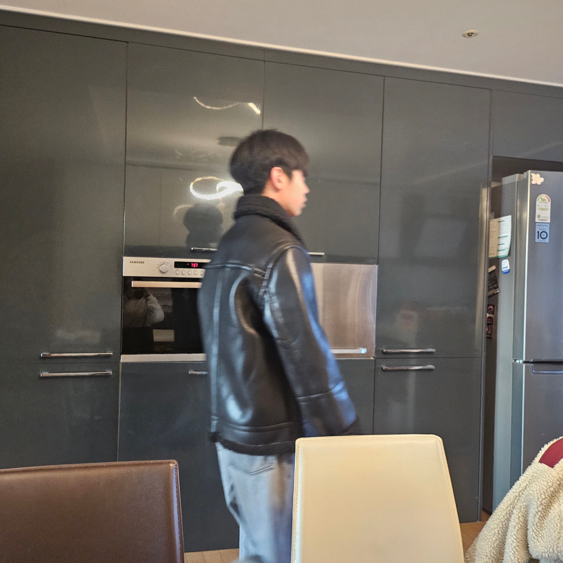 QT8 Garments GB B-3 Mouton Jacket Black 착용 스타일