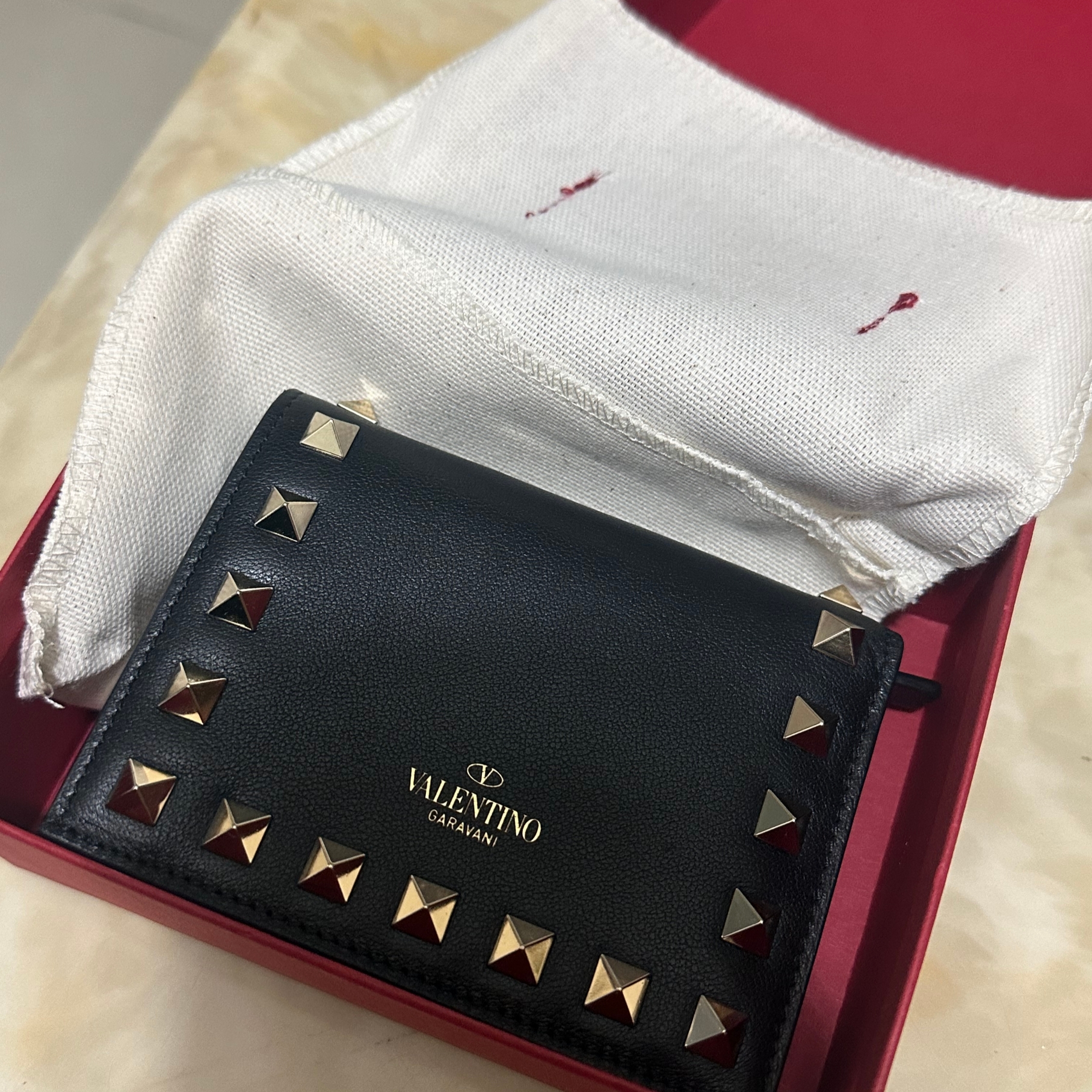 Valentino Rockstud Calfskin Small Wallet Black 착용 스타일