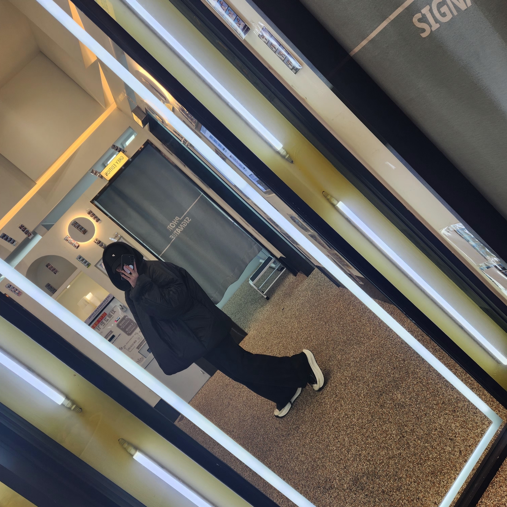 Yeezy Gap Engineered By Balenciaga Round Jacket 2 Black 착용 스타일 - 1