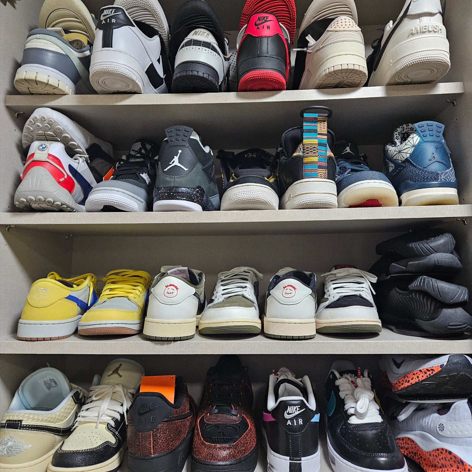 Jordan 1 x Travis Scott Retro Low OG SP Reverse Olive, Nike Air Force 1 Retro QS Halloween 착용 스타일