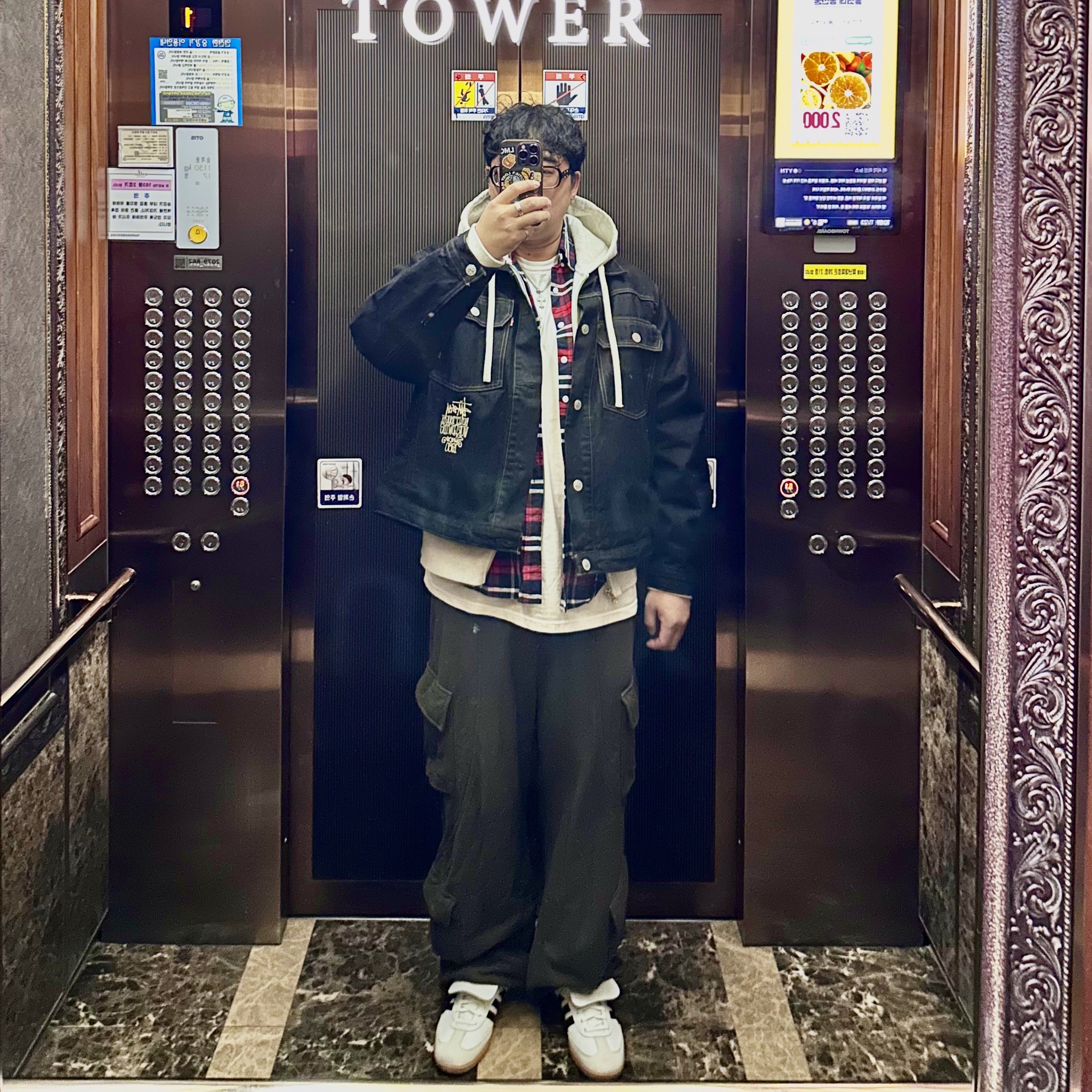 Stussy x Levi's Crispy Rinse Trucker Jacket Black, Gentle Monster x Maison Margiela MM114 Black Clear 착용 스타일 - 1