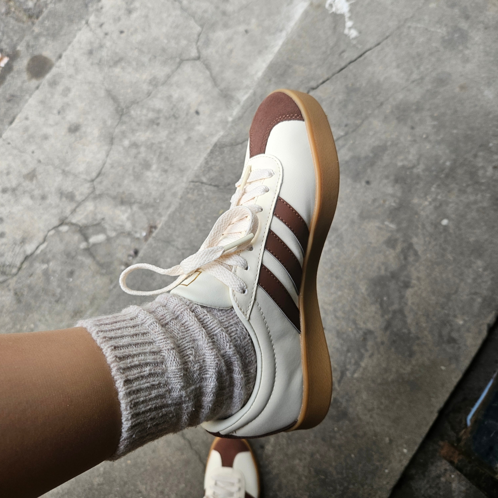 Adidas VL Court 2.0 Cream Brown 착용 스타일