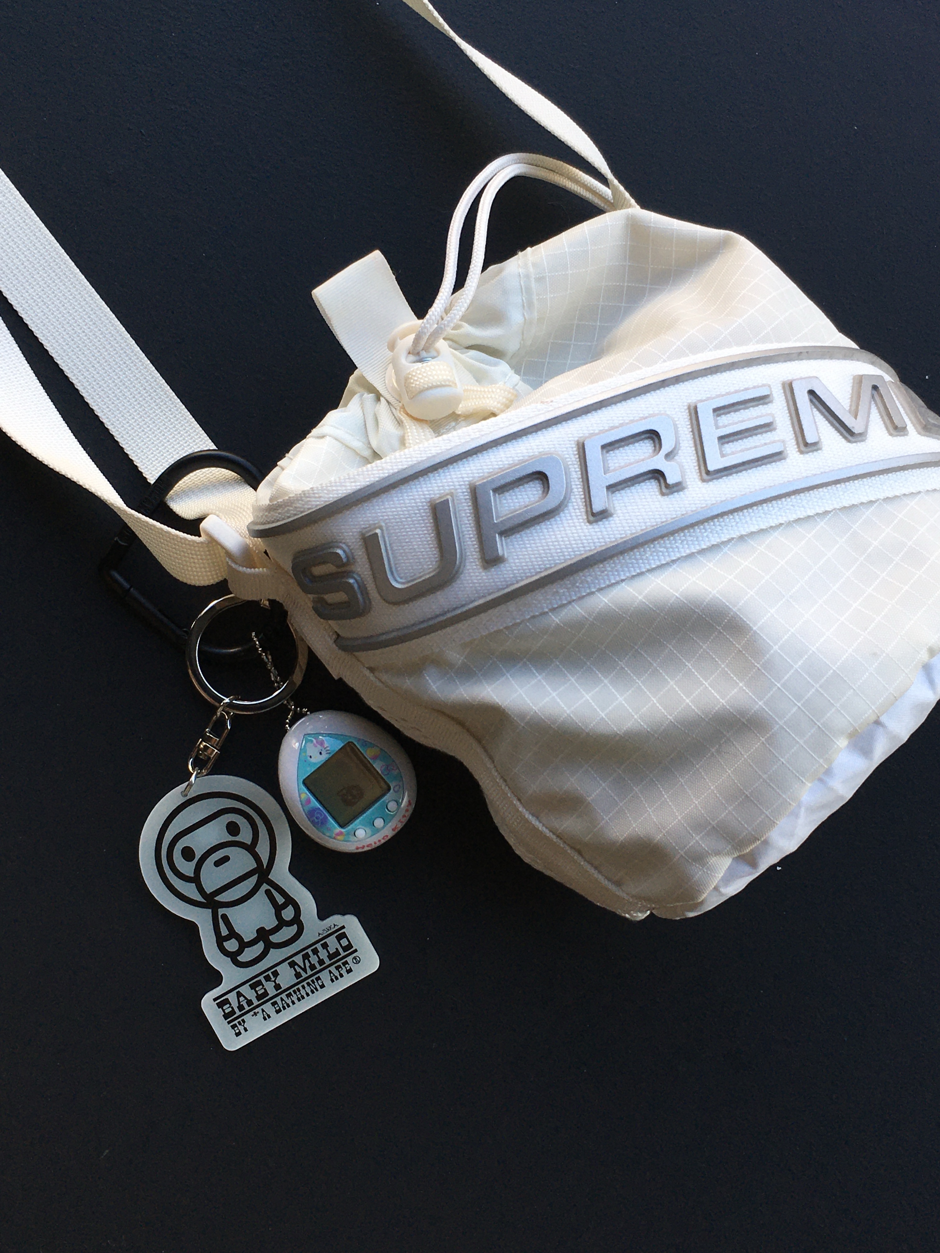 Supreme Small Cinch Pouch White - 23FW, Human Made Heart Carabiner Black 착용 스타일