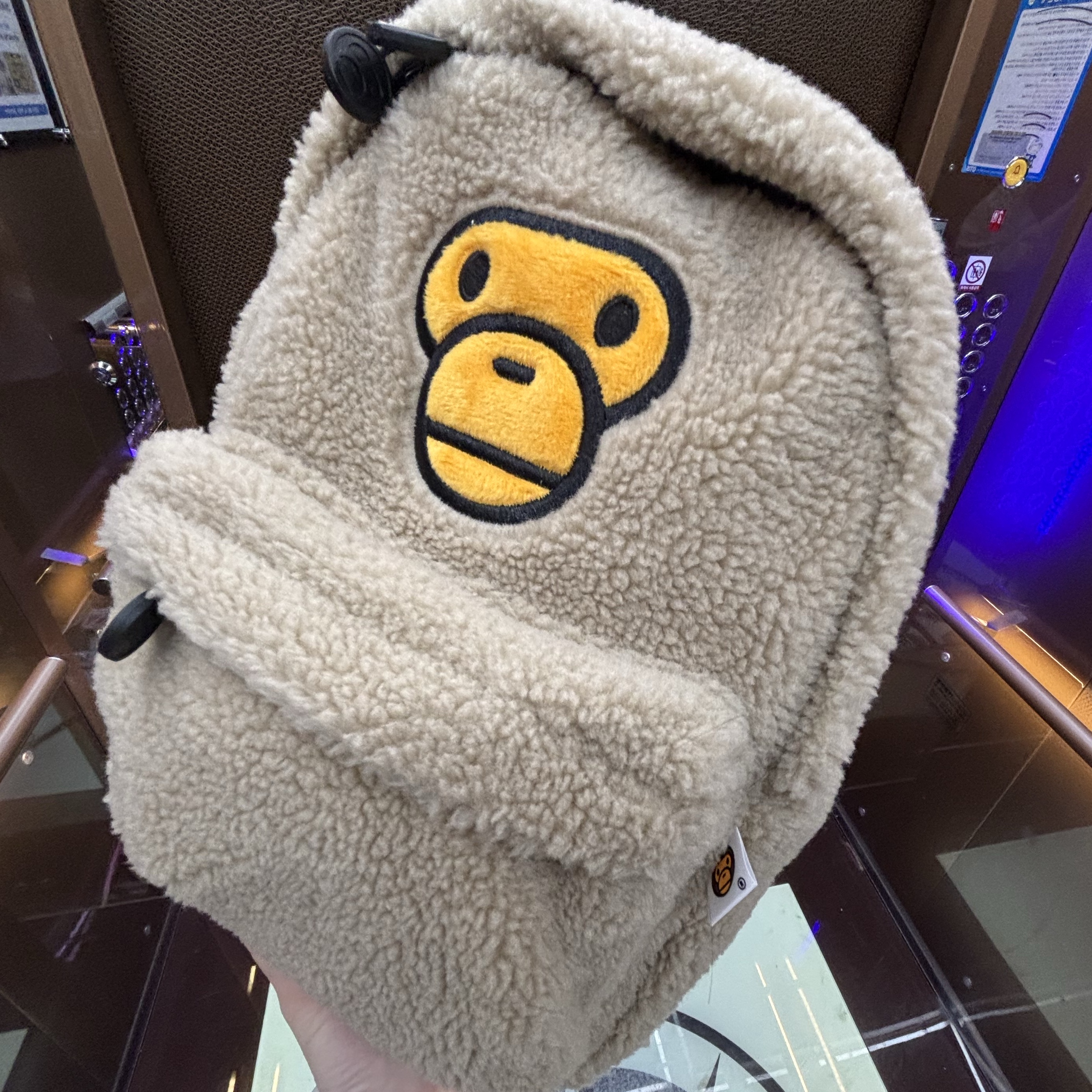 BAPE Baby Milo Mini Fur Backpack Beige 착용 스타일 - 2