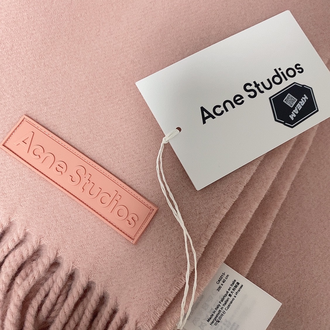 Acne Studios Wool Fringe Muffler Pink 착용 스타일