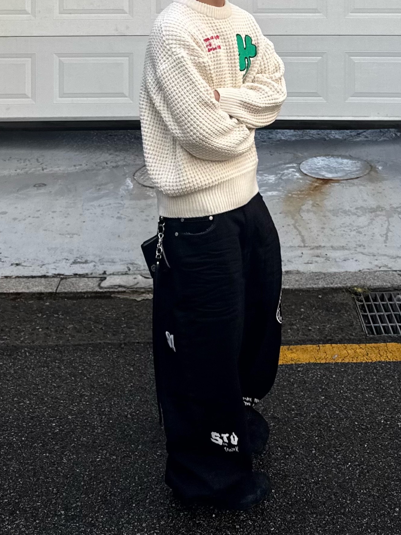 STU X HANK Embroidery Denim Pants Black, STU X HANK Embroidery Waffle Knit Cream 착용 스타일 - 3