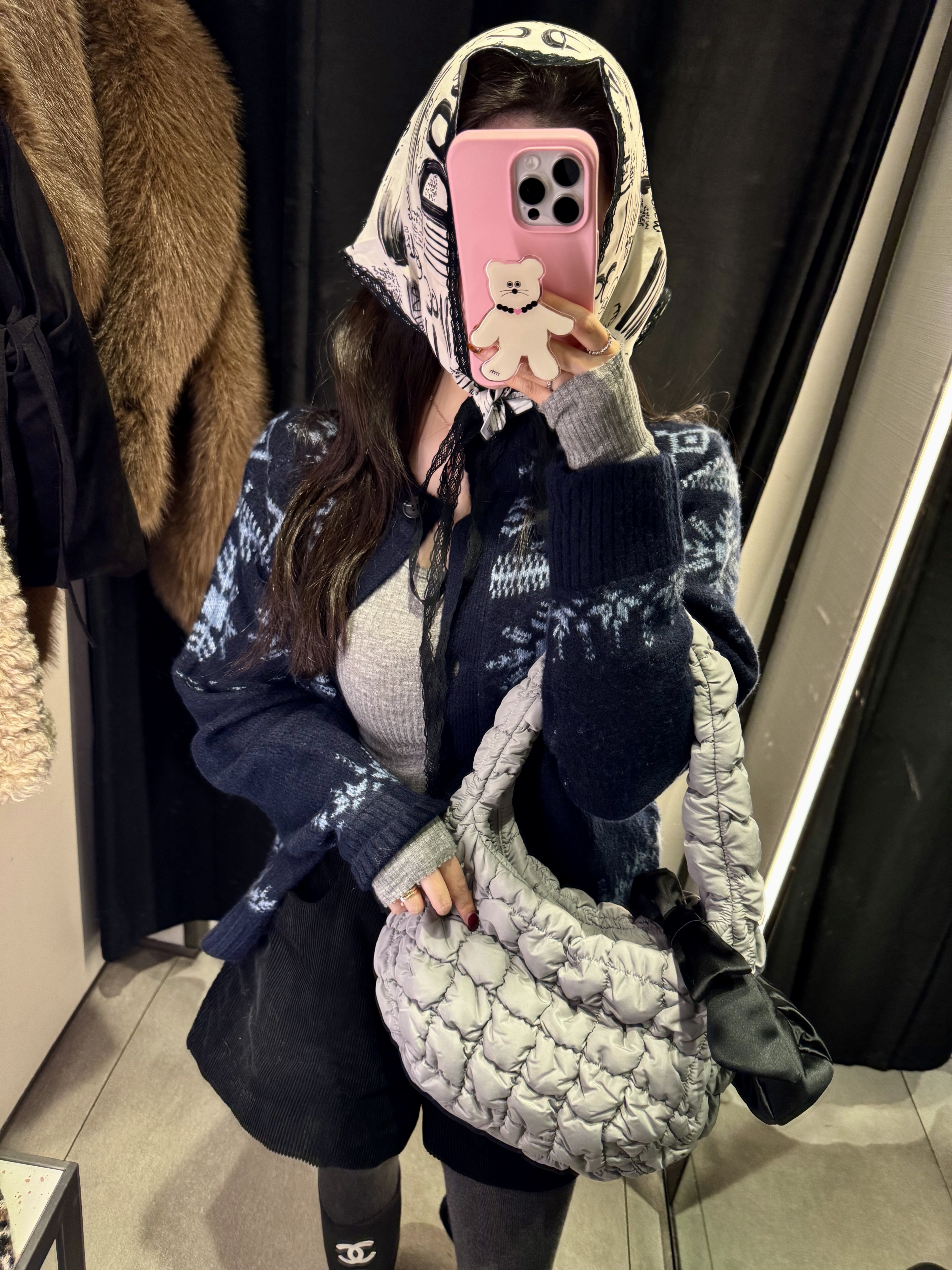 COS Quilted Mini Bag Grey, & Other Stories Nano Satin Bow Bag Black 착용 스타일 - 5