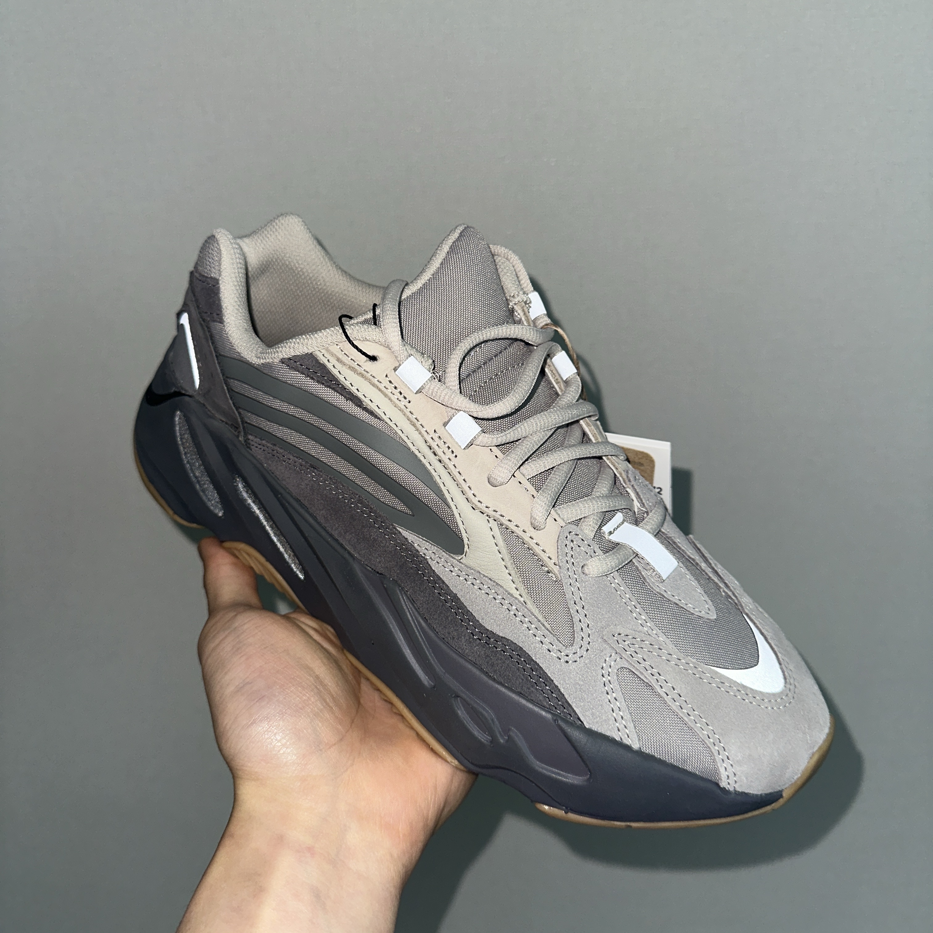 Adidas Yeezy Boost 700 V2 Tephra 2023 착용 스타일