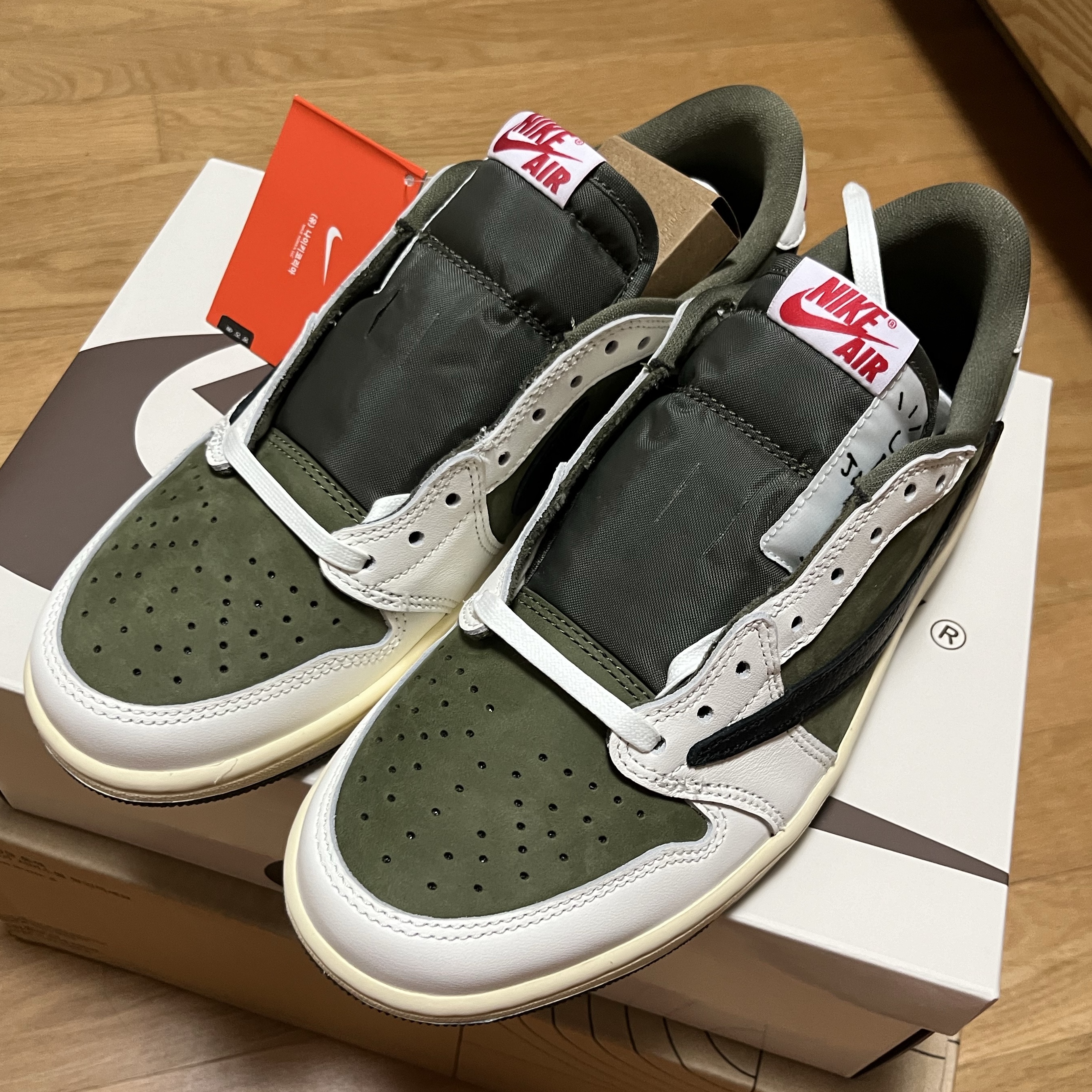 Jordan 1 x Travis Scott Retro Low OG SP Reverse Olive 착용 스타일 - 1