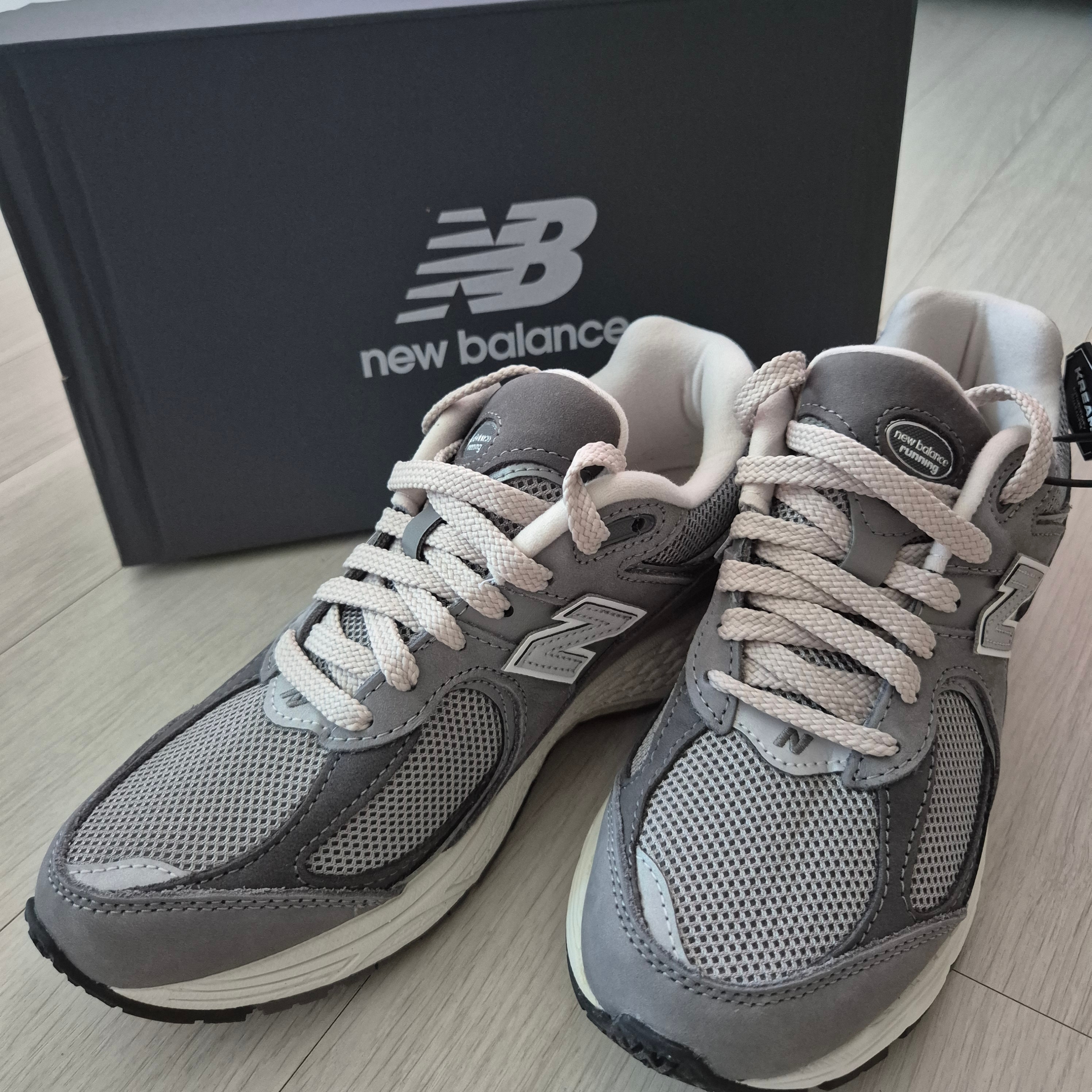 New Balance 2002R Premium Vintage Grey 착용 스타일 - 1