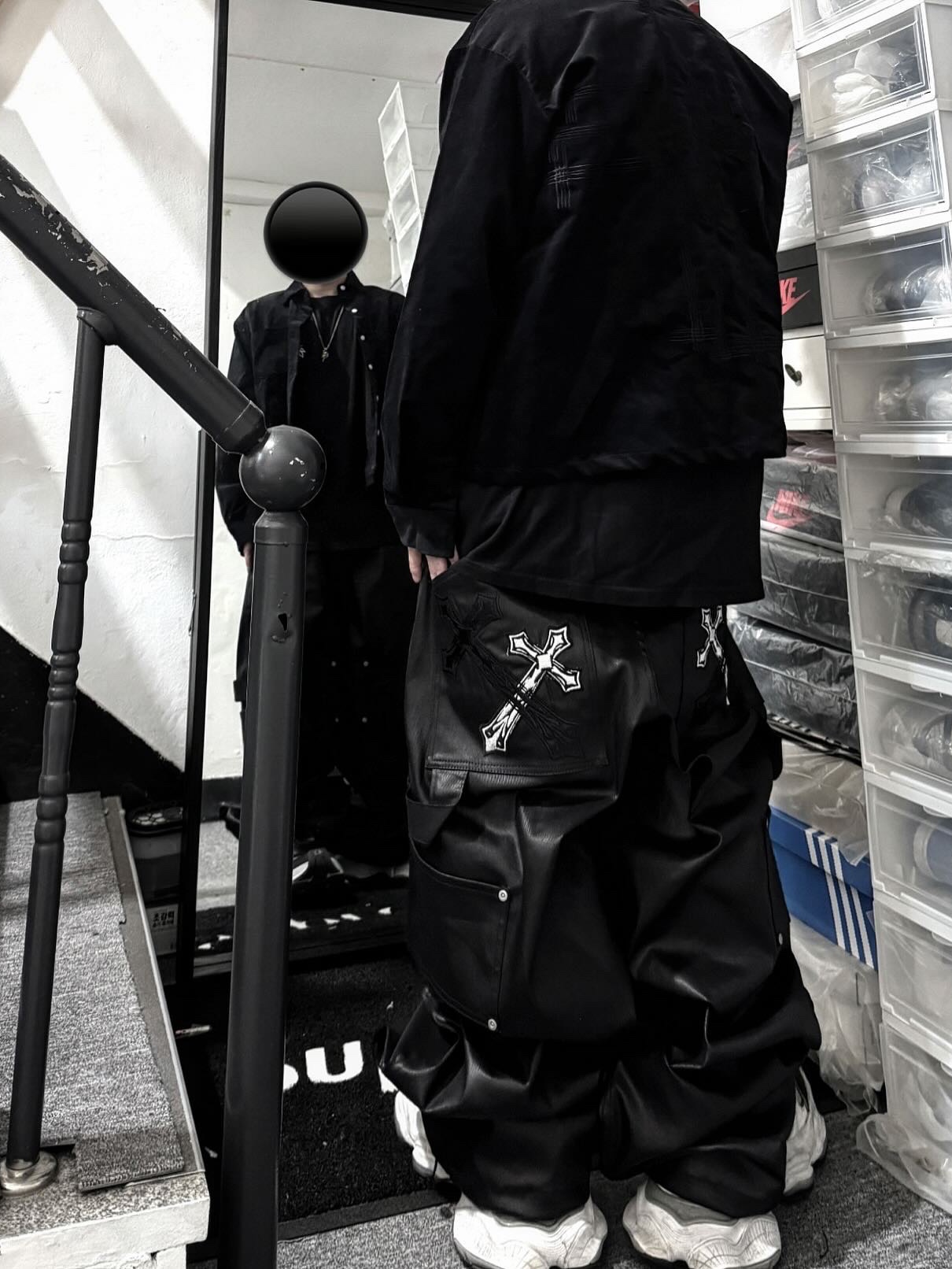 Balenciaga Cargo Sneakers White Grey 착용 스타일 - 4