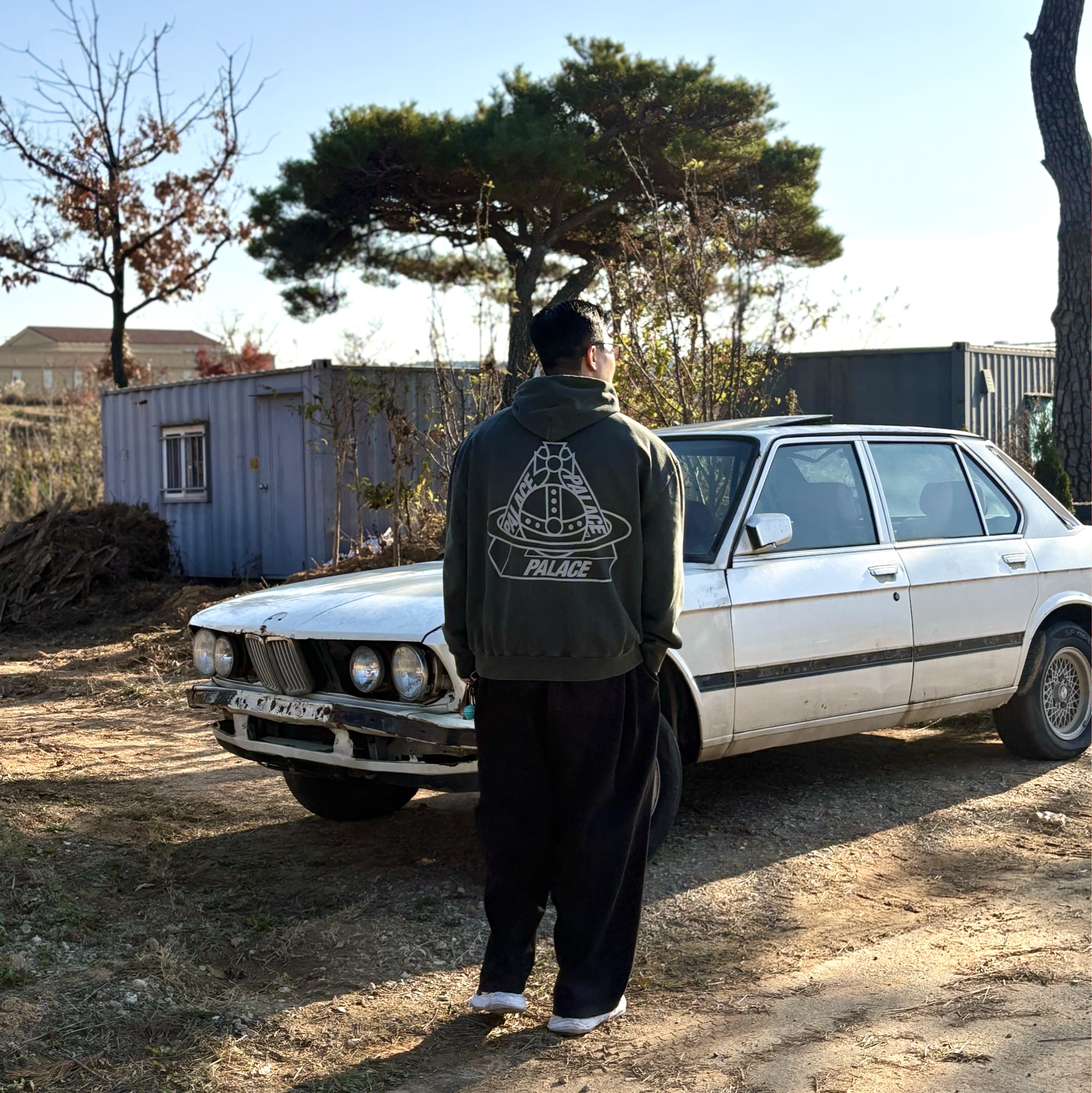 Palace x Vivienne Westwood Hood Black - 24FW, Maison Mihara Yasuhiro Wayne OG Sole Leather Low-top Sneakers Black White 착용 스타일 - 3