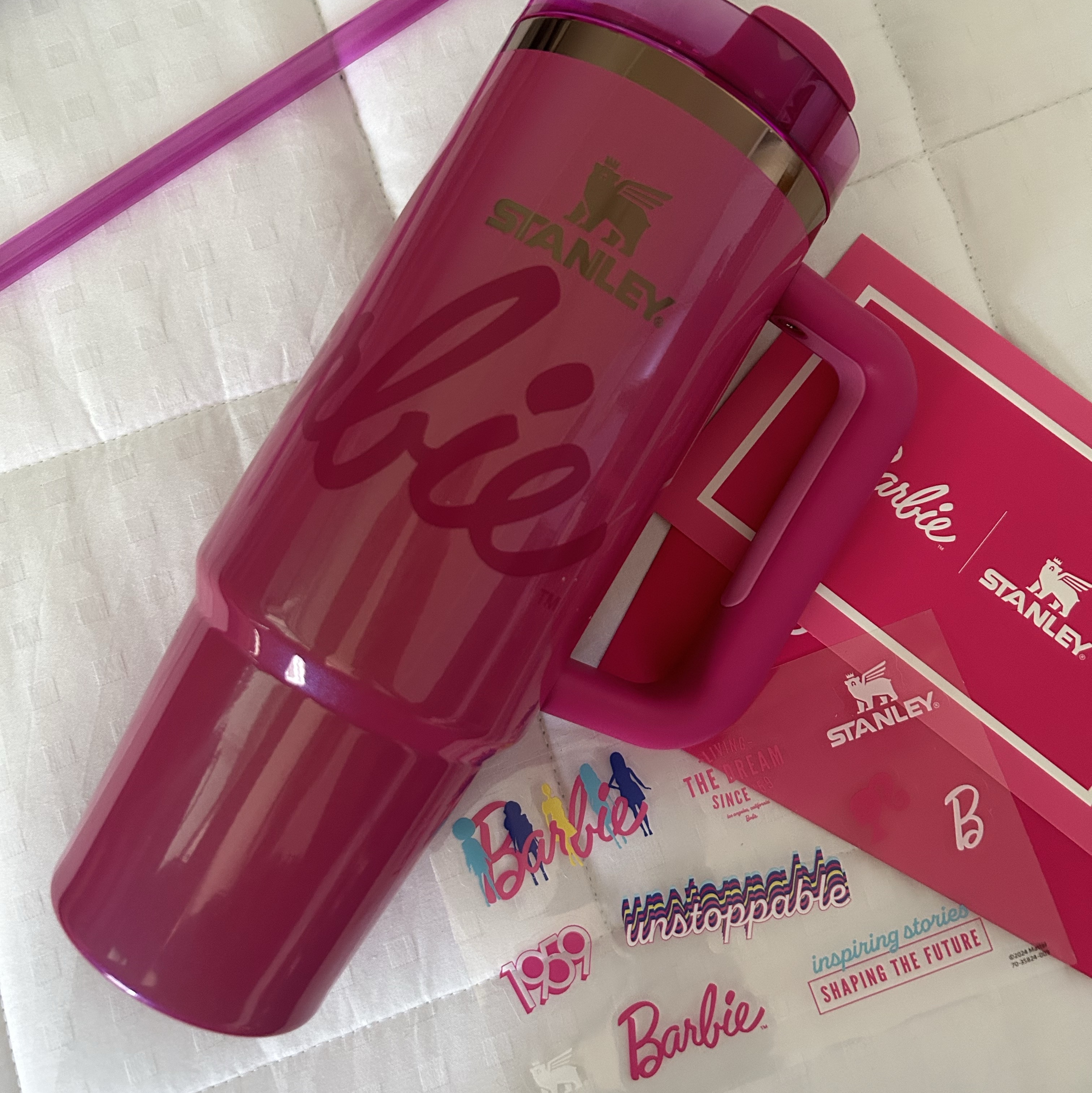 Stanley x Barbie Quencher H2.0 FlowState Tumbler 887ml Barbie Icon Pink 착용 스타일